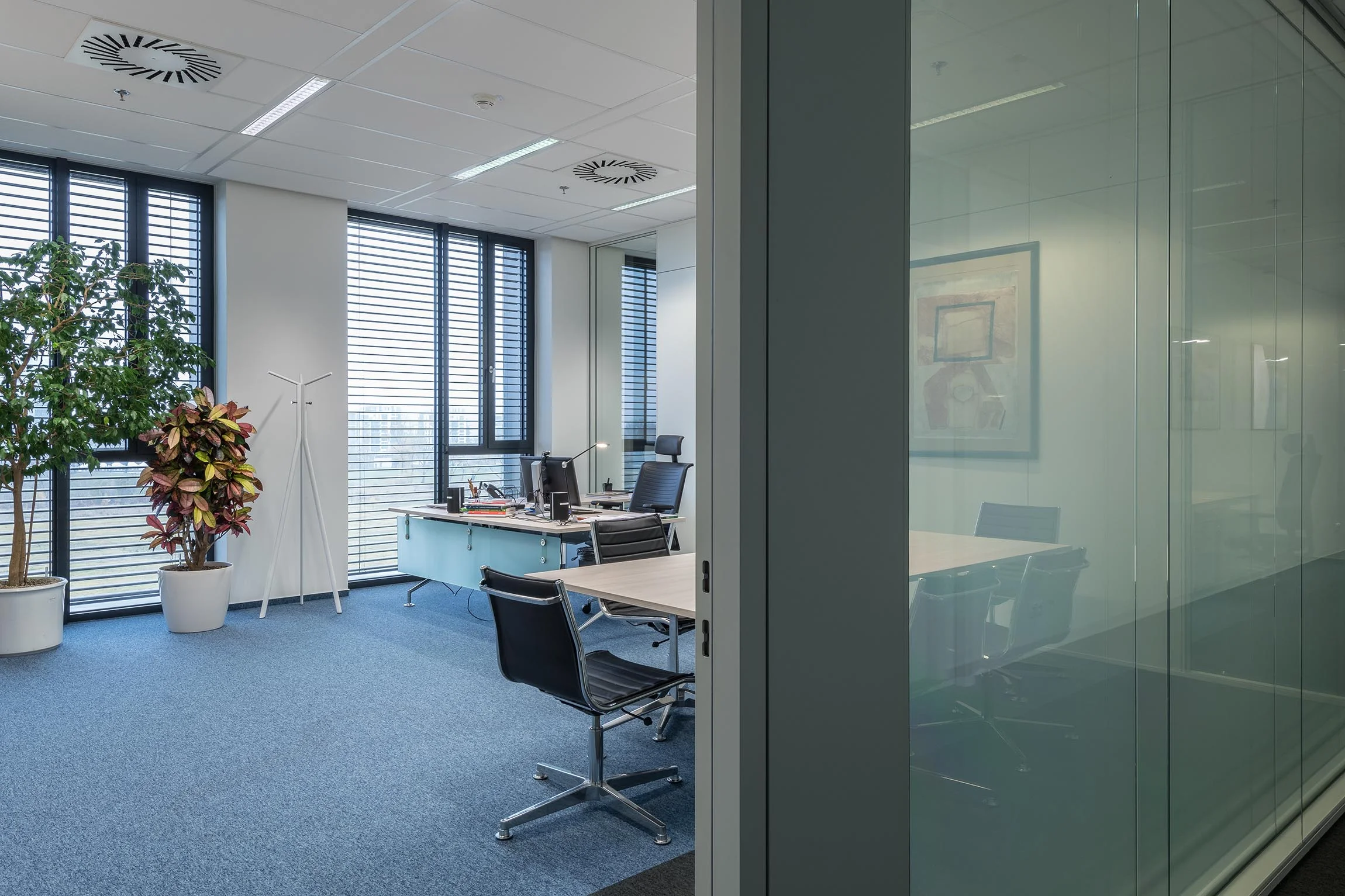 Kancelářský nábytek Amundi Rustonka Praha – dodávka a instalace, fotografie 10