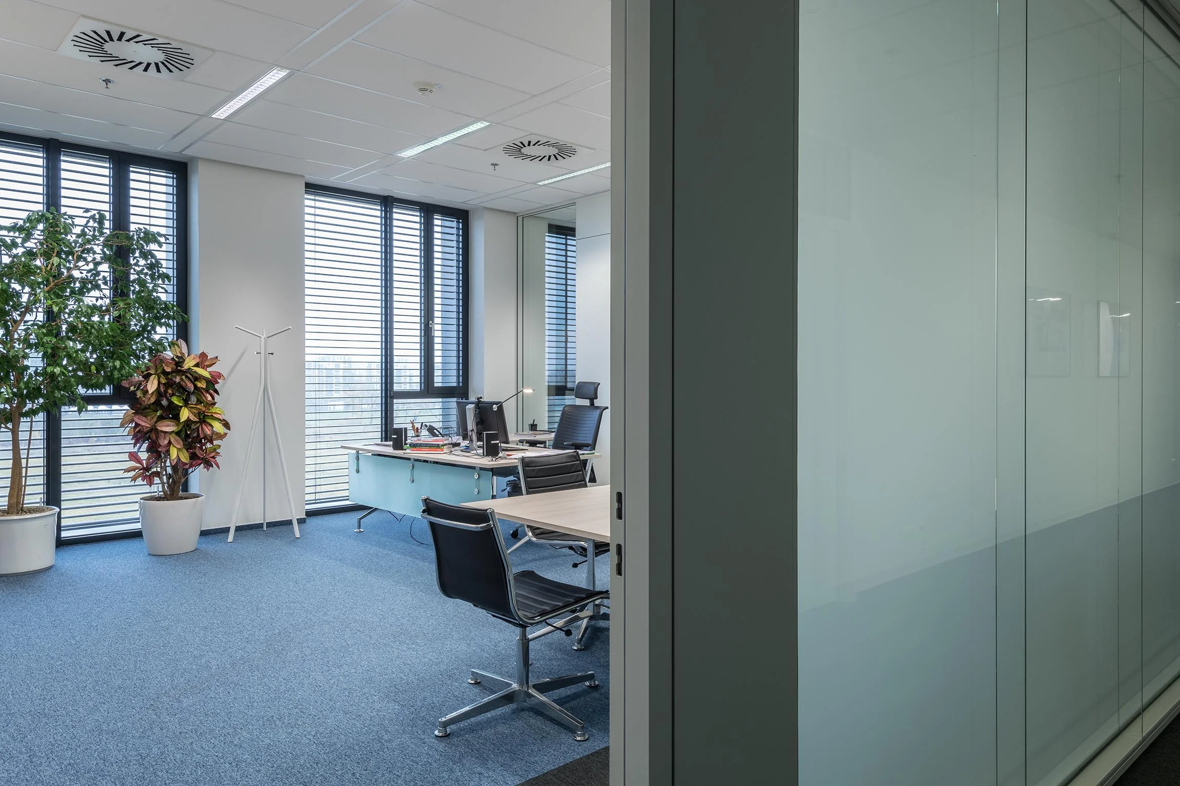 Kancelářský nábytek Amundi Rustonka Praha – dodávka a instalace, fotografie 11