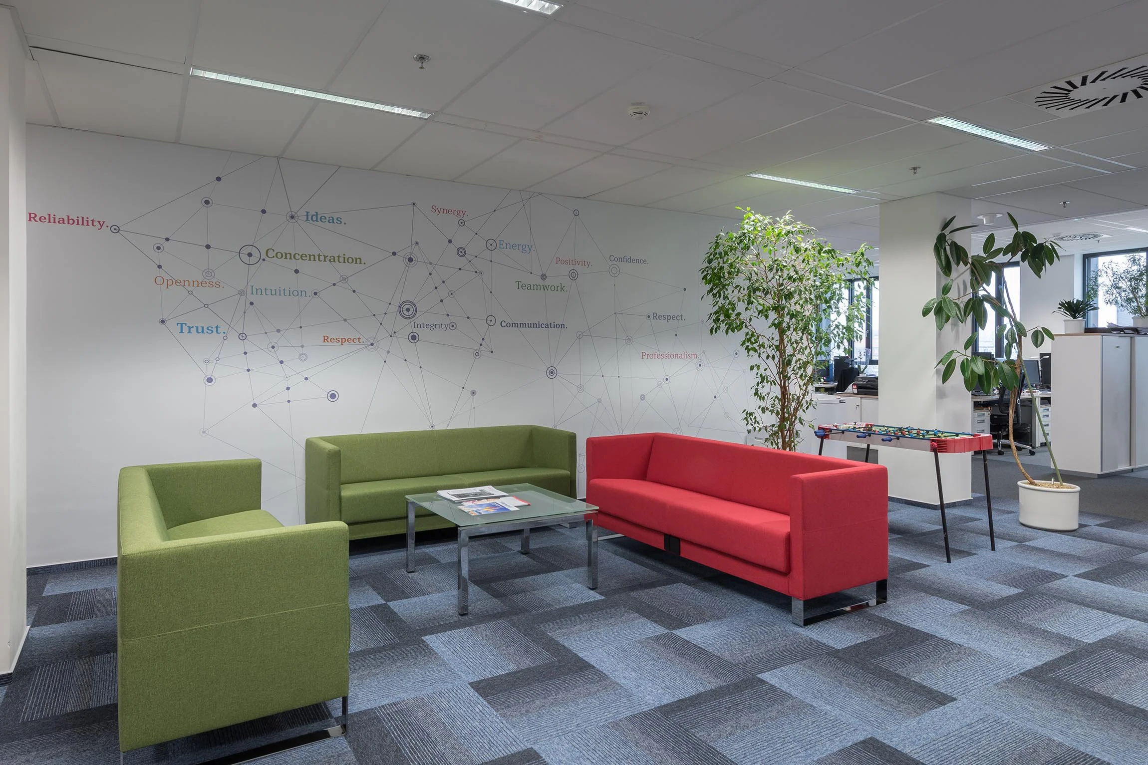 Kancelářský nábytek Amundi Rustonka Praha – dodávka a instalace, fotografie 12