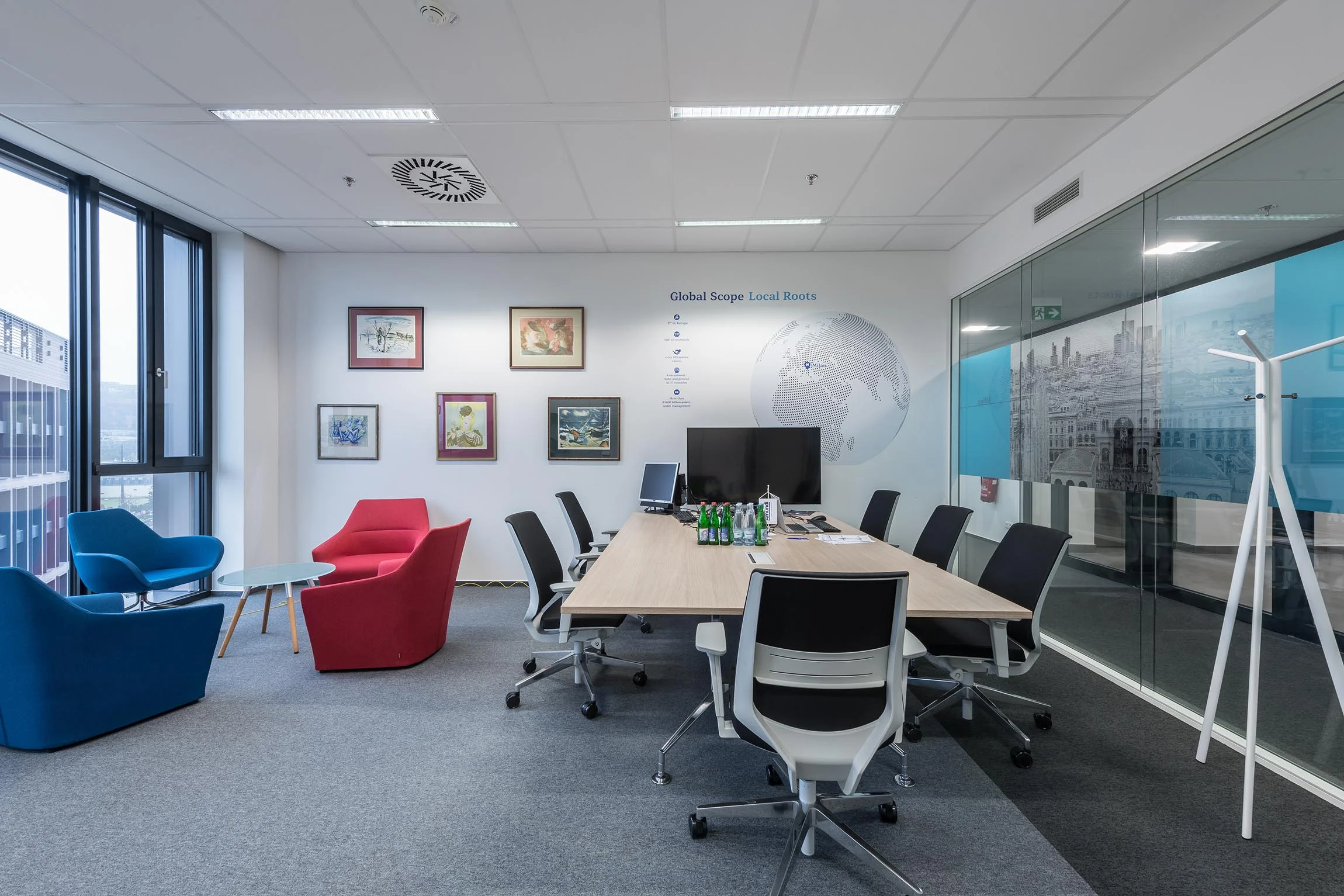 Kancelářský nábytek Amundi Rustonka Praha – dodávka a instalace, fotografie 13