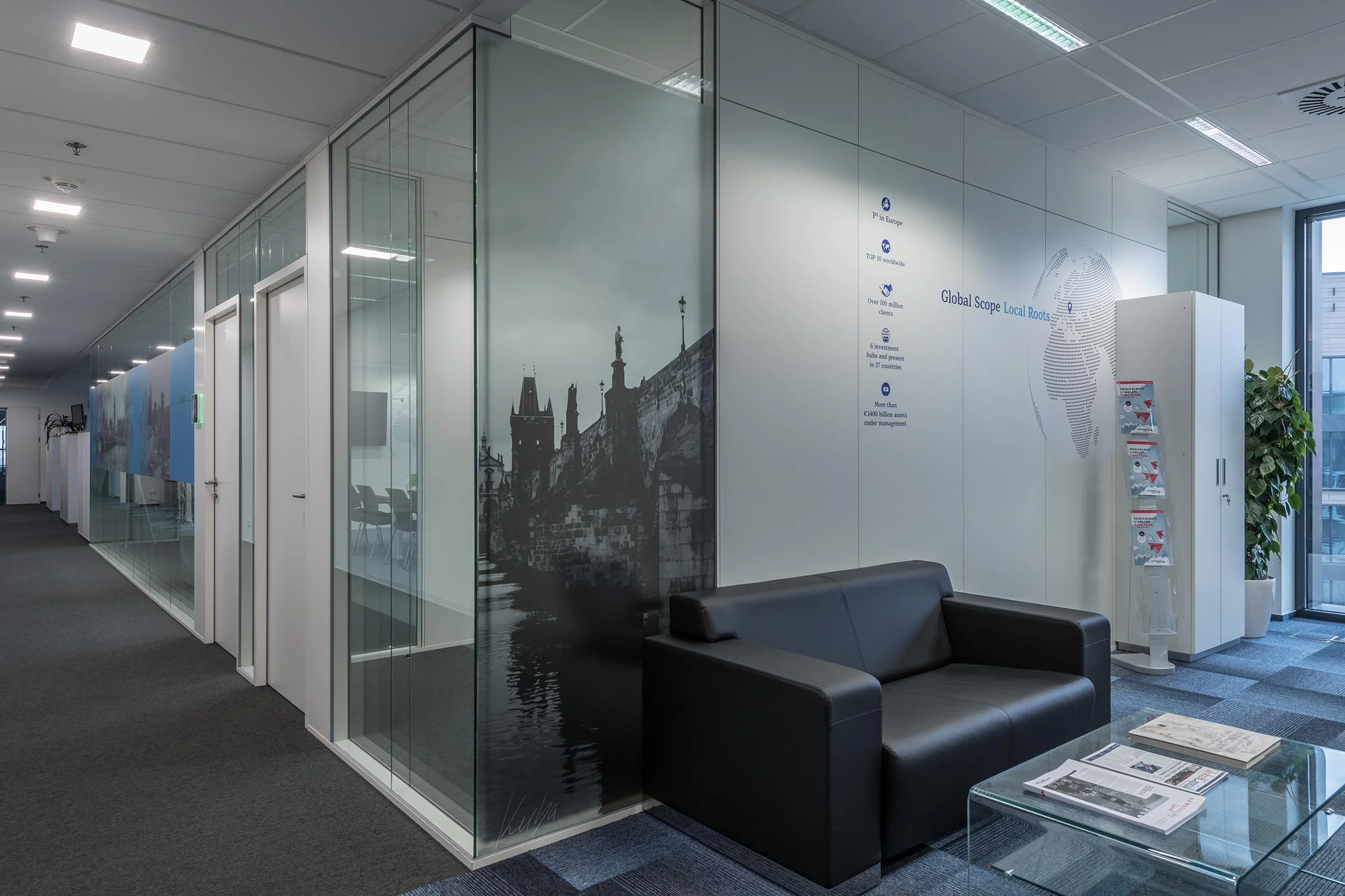 Kancelářský nábytek Amundi Rustonka Praha – dodávka a instalace, fotografie 2