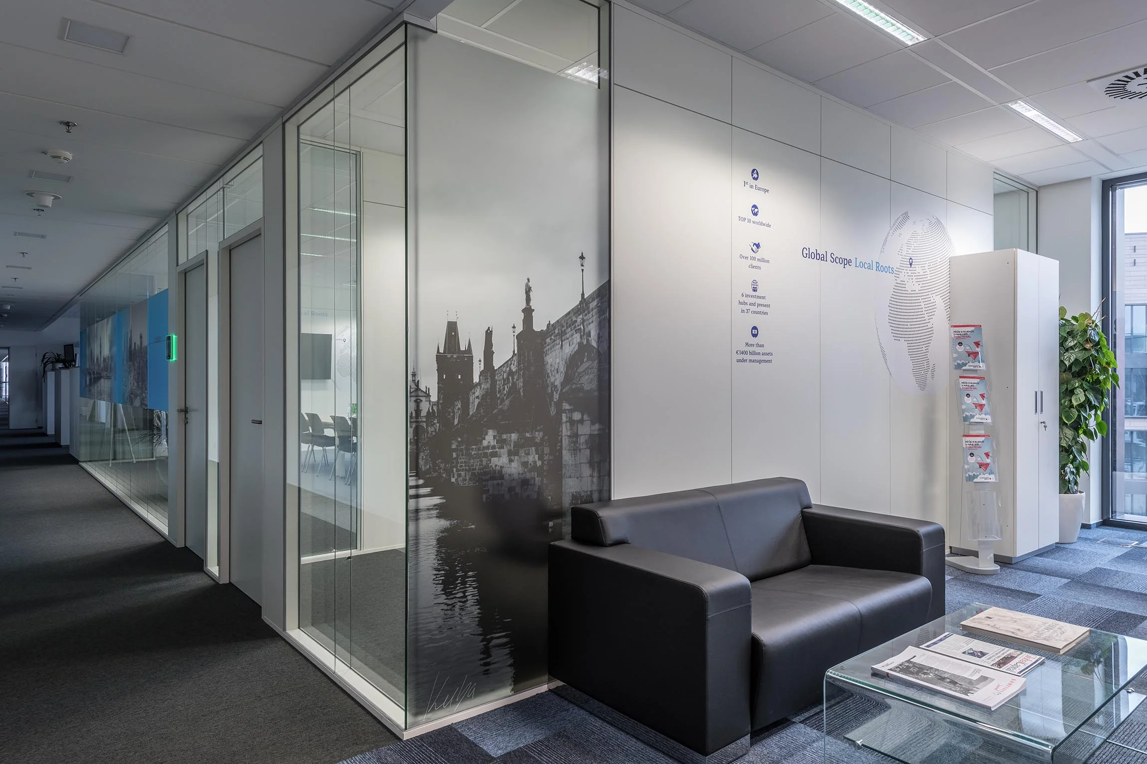 Kancelářský nábytek Amundi Rustonka Praha – dodávka a instalace, fotografie 3