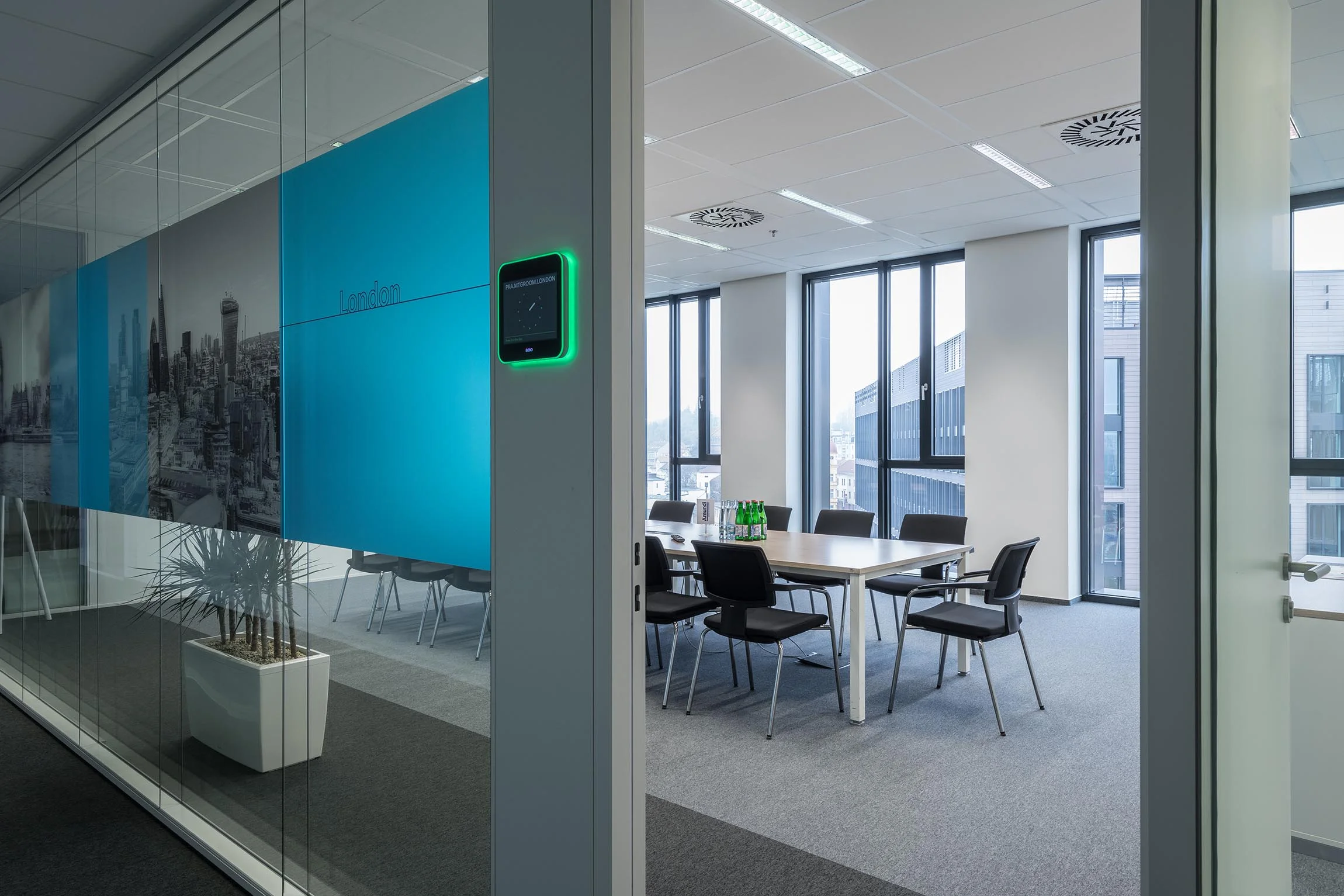 Kancelářský nábytek Amundi Rustonka Praha – dodávka a instalace, fotografie 4