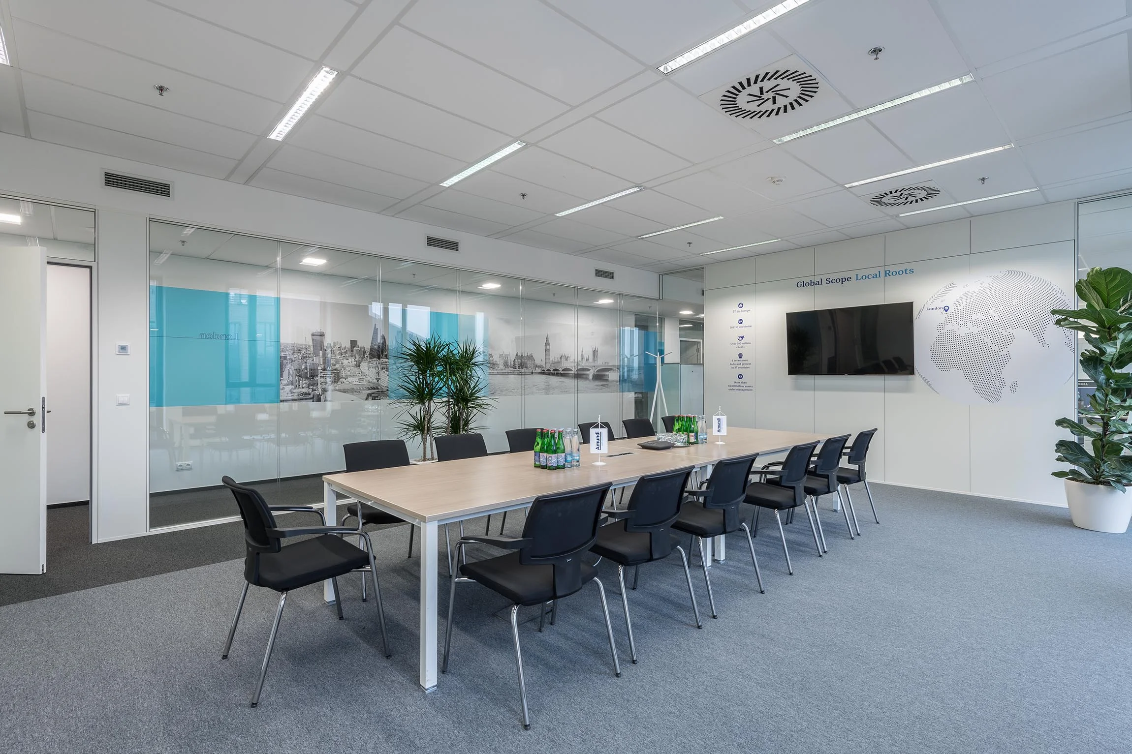 Kancelářský nábytek Amundi Rustonka Praha – dodávka a instalace, fotografie 5