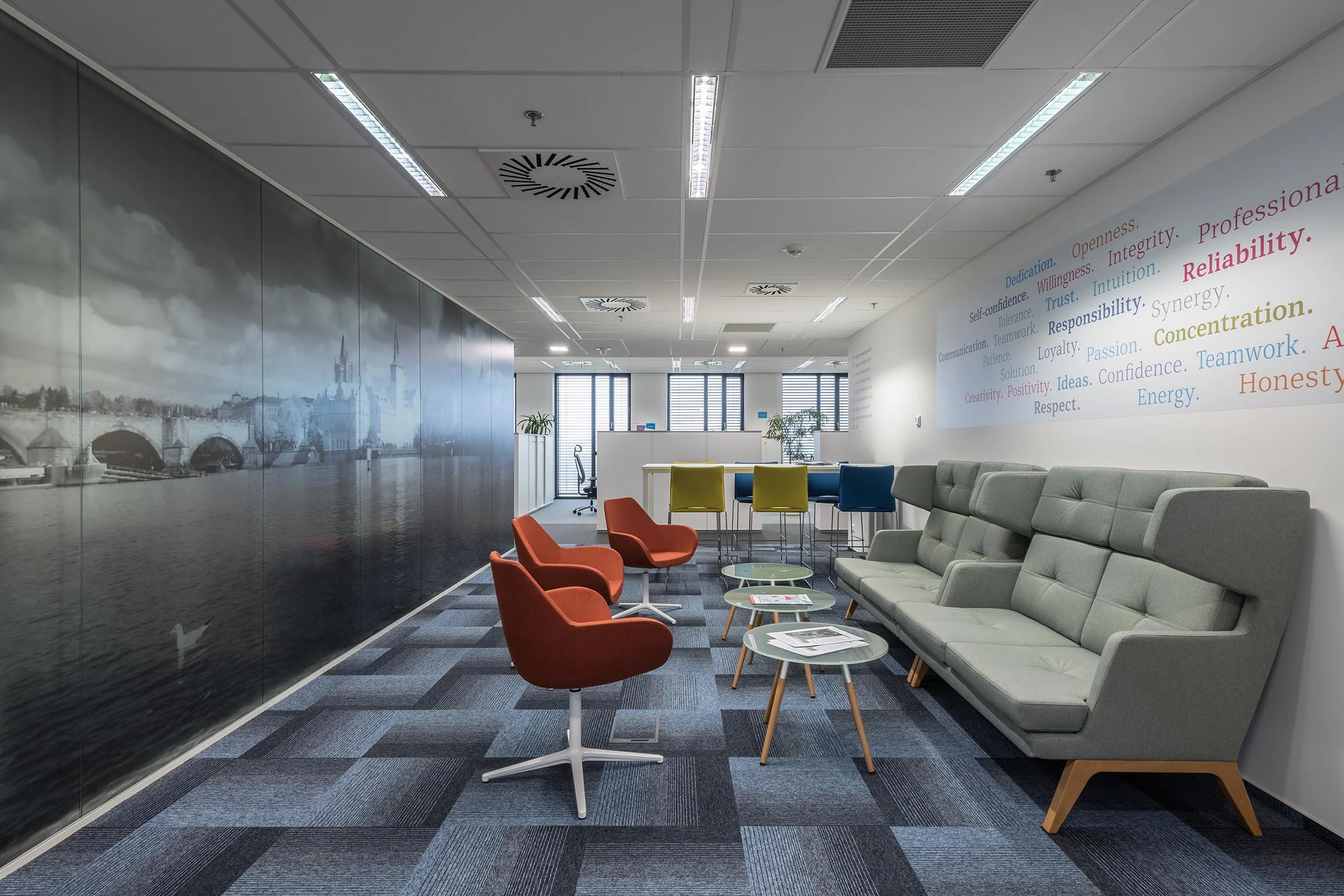 Kancelářský nábytek Amundi Rustonka Praha – dodávka a instalace, fotografie 6