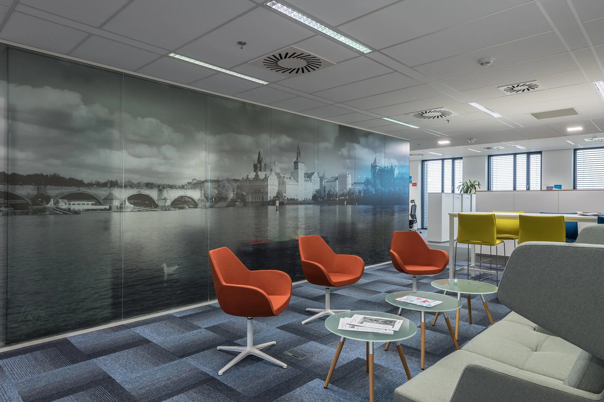 Kancelářský nábytek Amundi Rustonka Praha – dodávka a instalace, fotografie 7