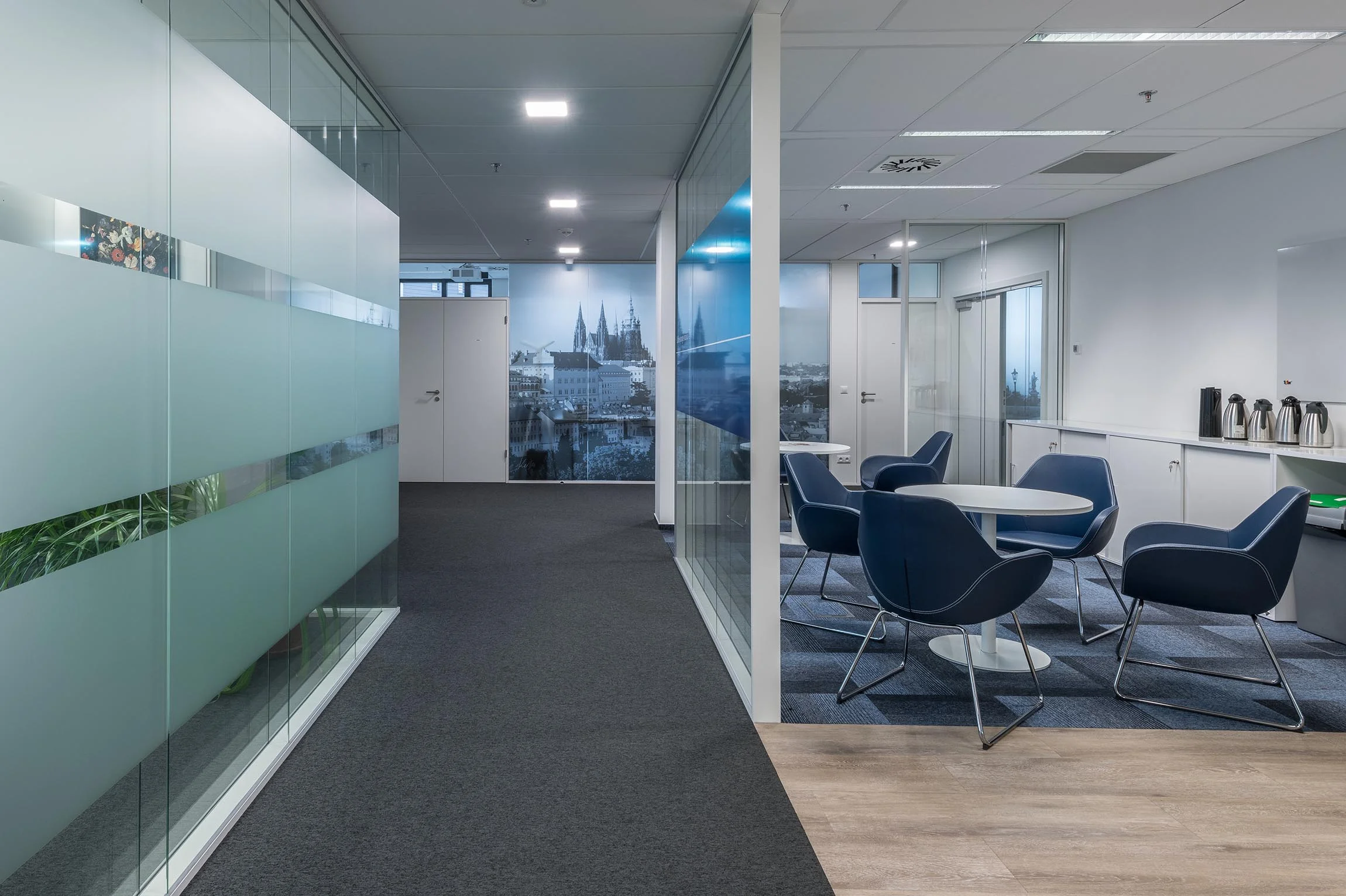 Kancelářský nábytek Amundi Rustonka Praha – dodávka a instalace, fotografie 8