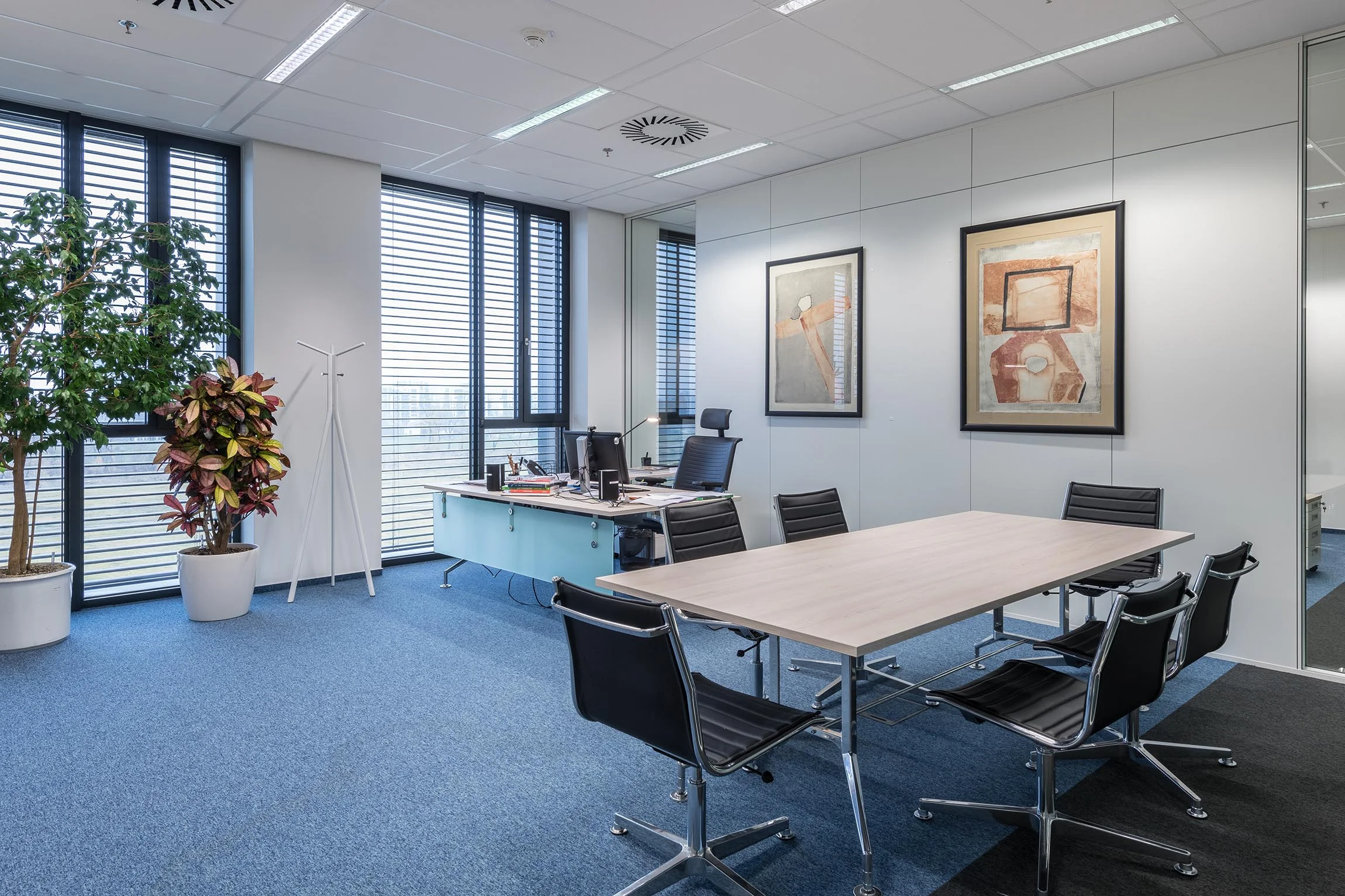 Kancelářský nábytek Amundi Rustonka Praha – dodávka a instalace, fotografie 9