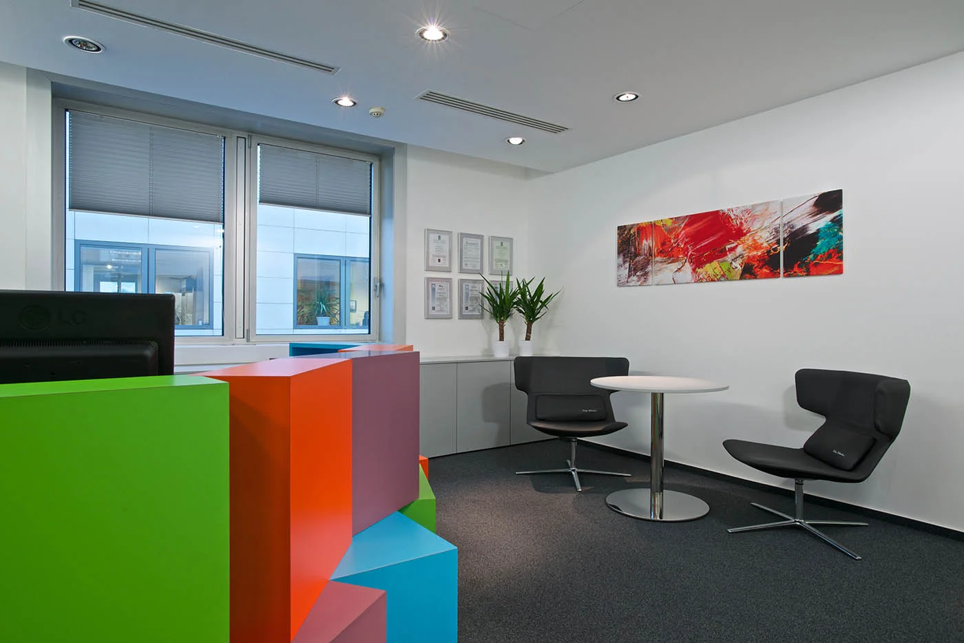 Dodávka kancelářského nábytku ATALIAN Praha – stoly a židle, fotografie 2