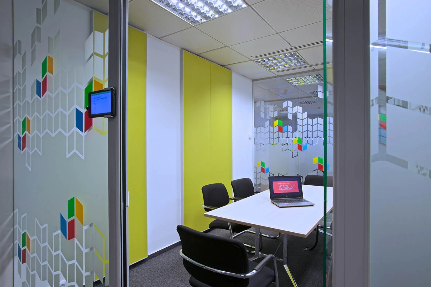 Dodávka kancelářského nábytku ATALIAN Praha – stoly a židle, fotografie 4