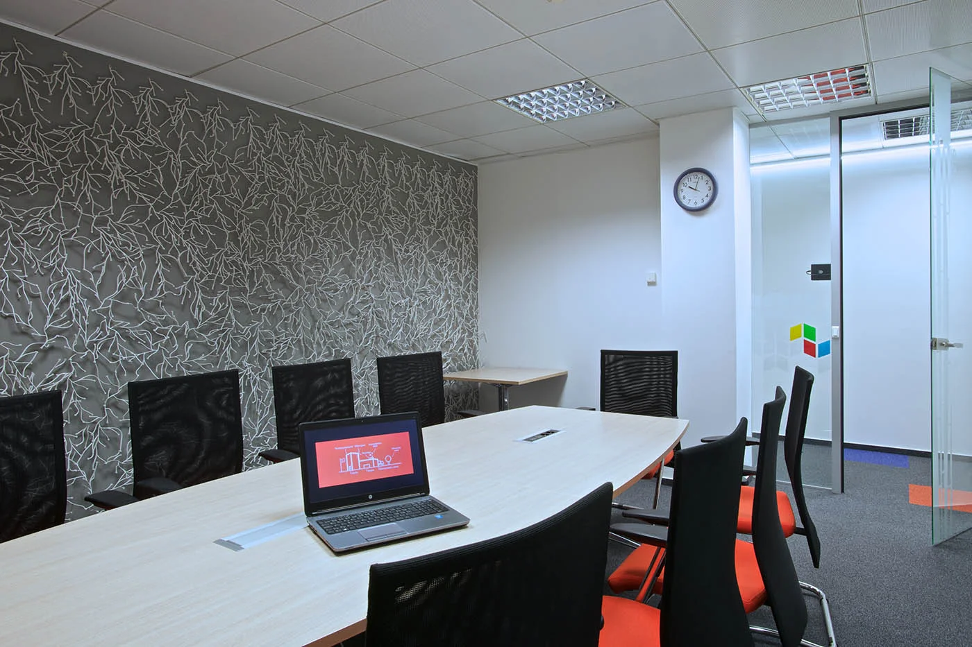 Dodávka kancelářského nábytku ATALIAN Praha – stoly a židle, fotografie 8