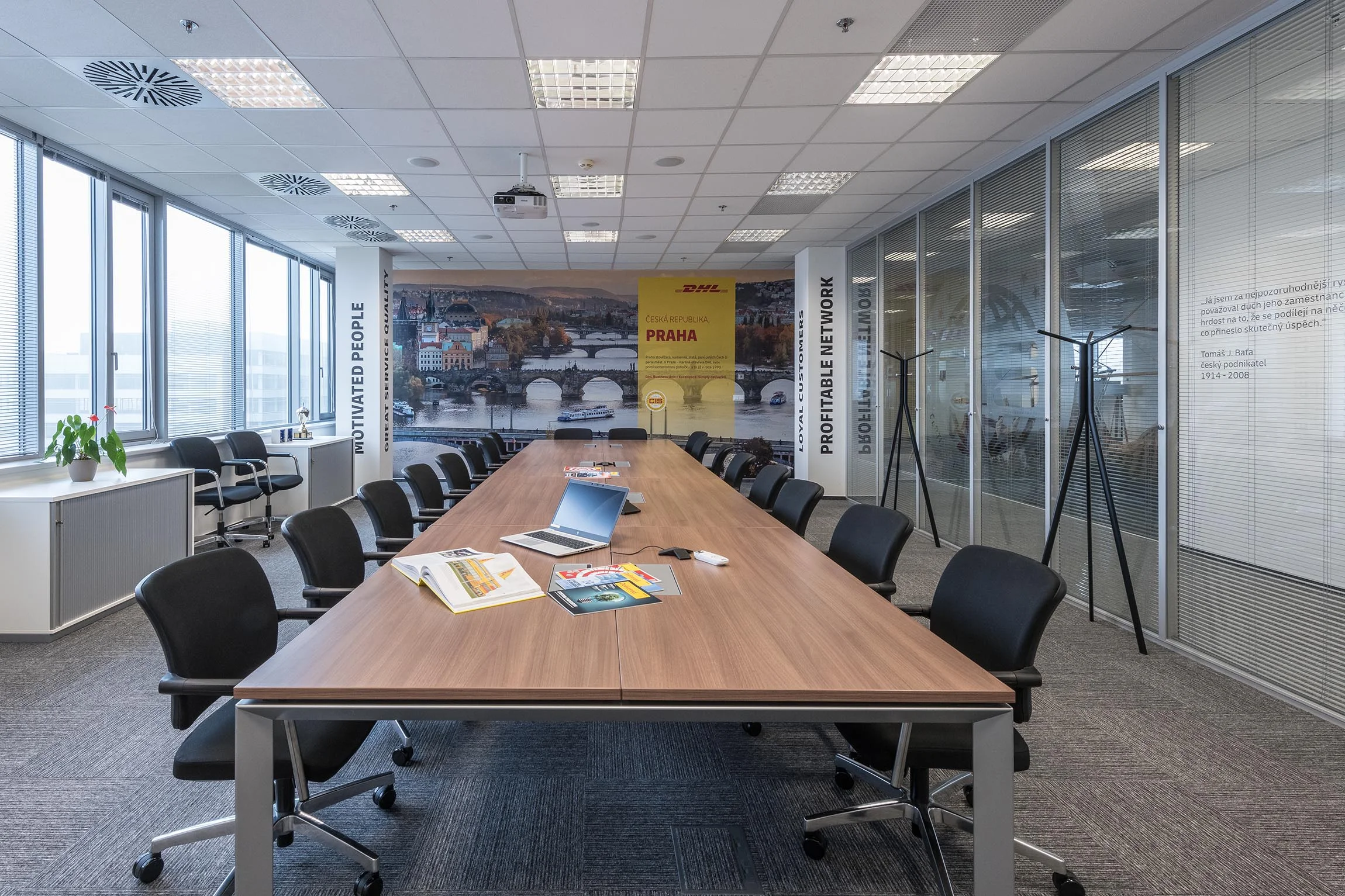 Kancelářský nábytek DHL Express Praha – ergonomické stoly a židle, fotografie 11