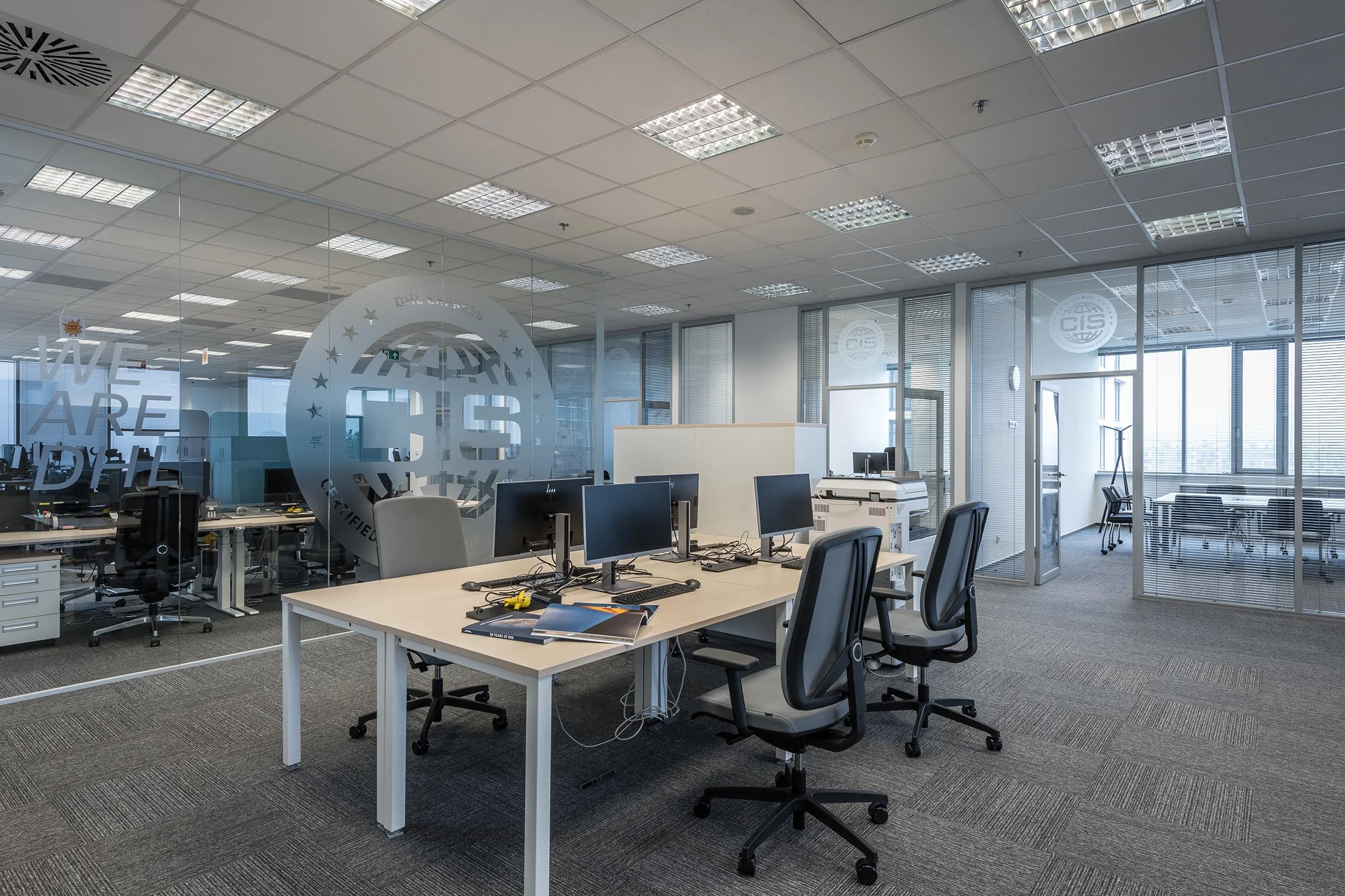 Kancelářský nábytek DHL Express Praha – ergonomické stoly a židle, fotografie 7