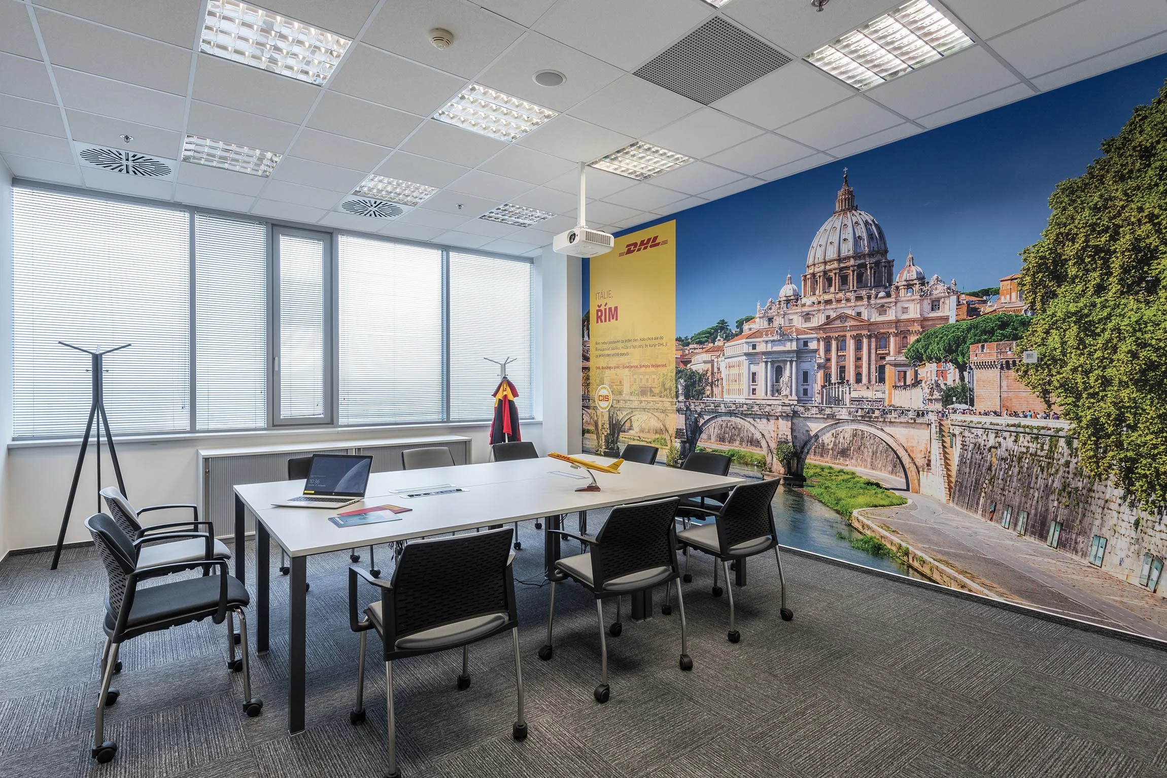 Kancelářský nábytek DHL Express Praha – ergonomické stoly a židle, fotografie 9