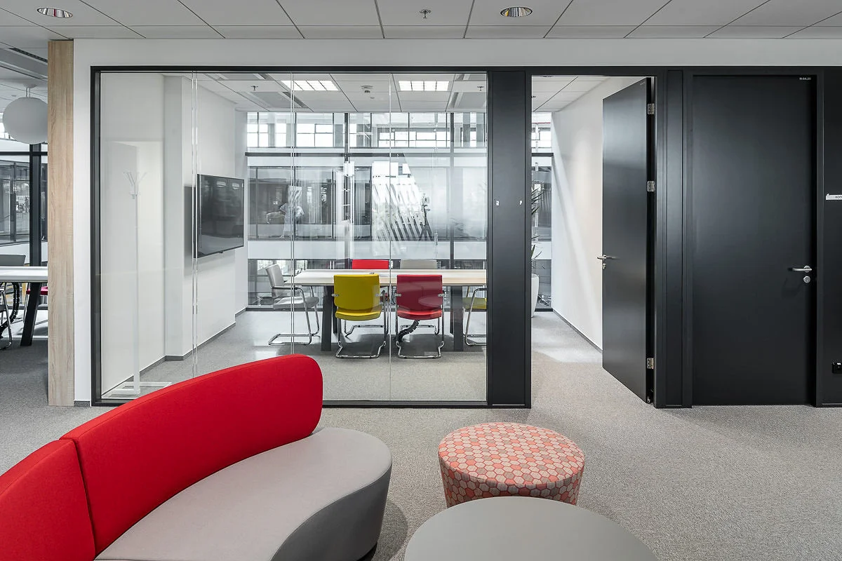Kancelářské prostory DHL Global Forwarding – moderní nábytek Praha, fotografie 3