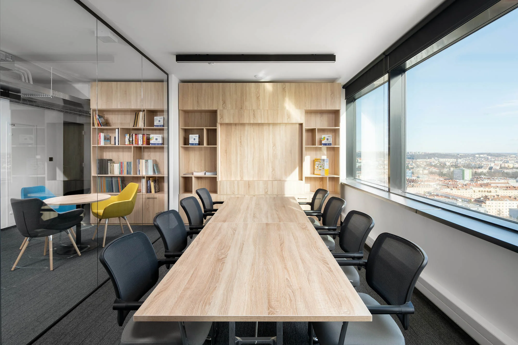 Kancelářský interiér Dlubal Software – návrh a instalace nábytku, fotografie 3