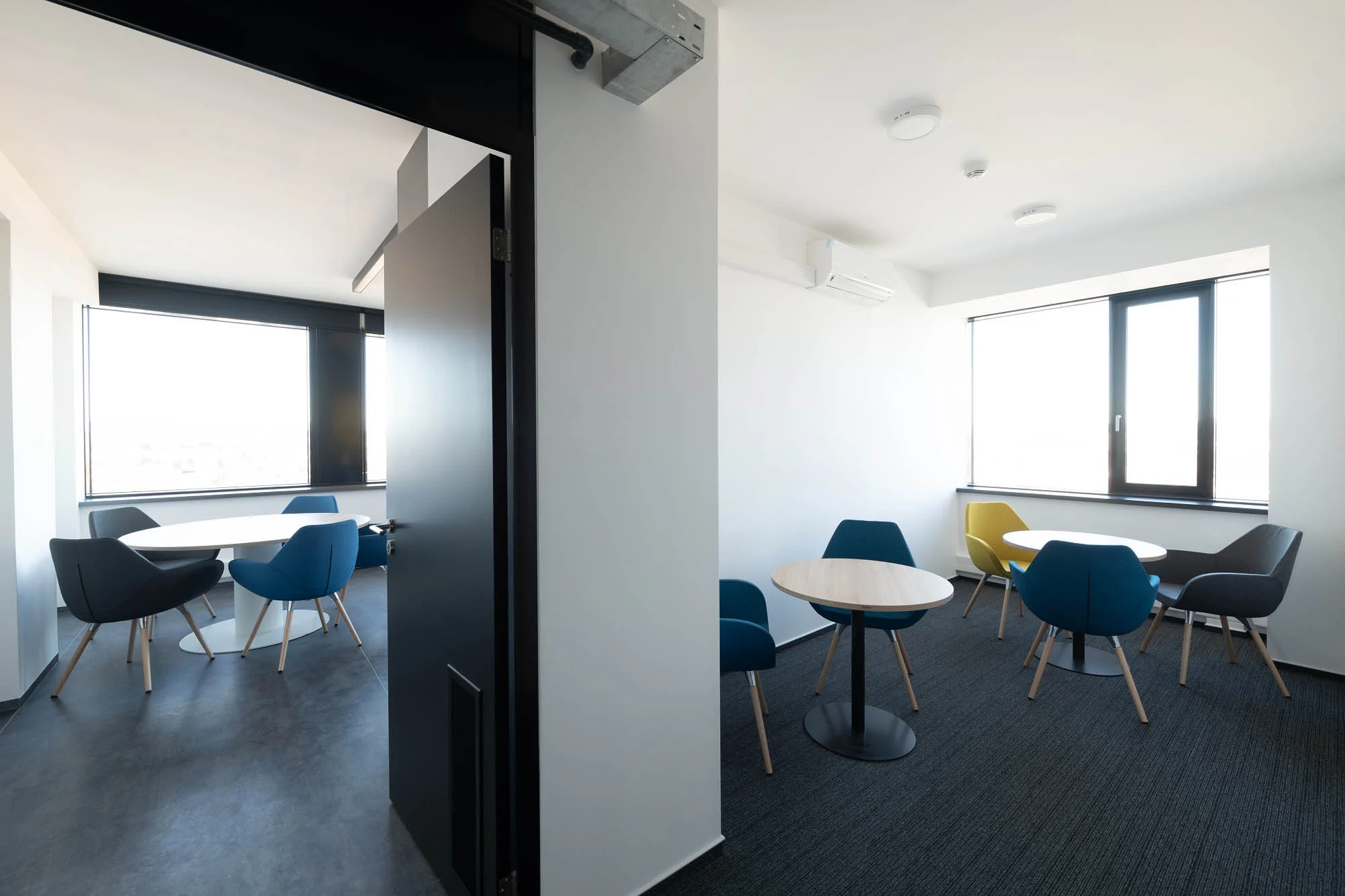 Kancelářský interiér Dlubal Software – návrh a instalace nábytku, fotografie 5