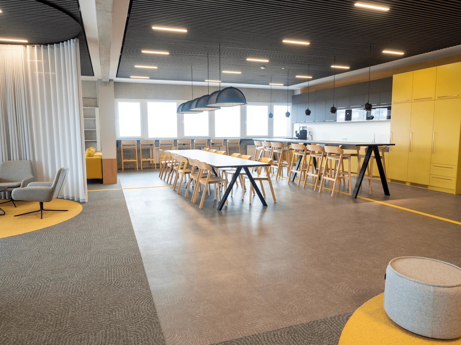 Ergonomický kancelářský nábytek pro firemní showroom