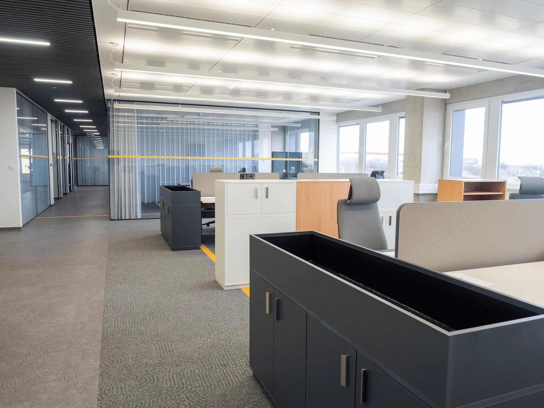 Úložné systémy a kancelářský nábytek FANUC Praha, fotografie 12