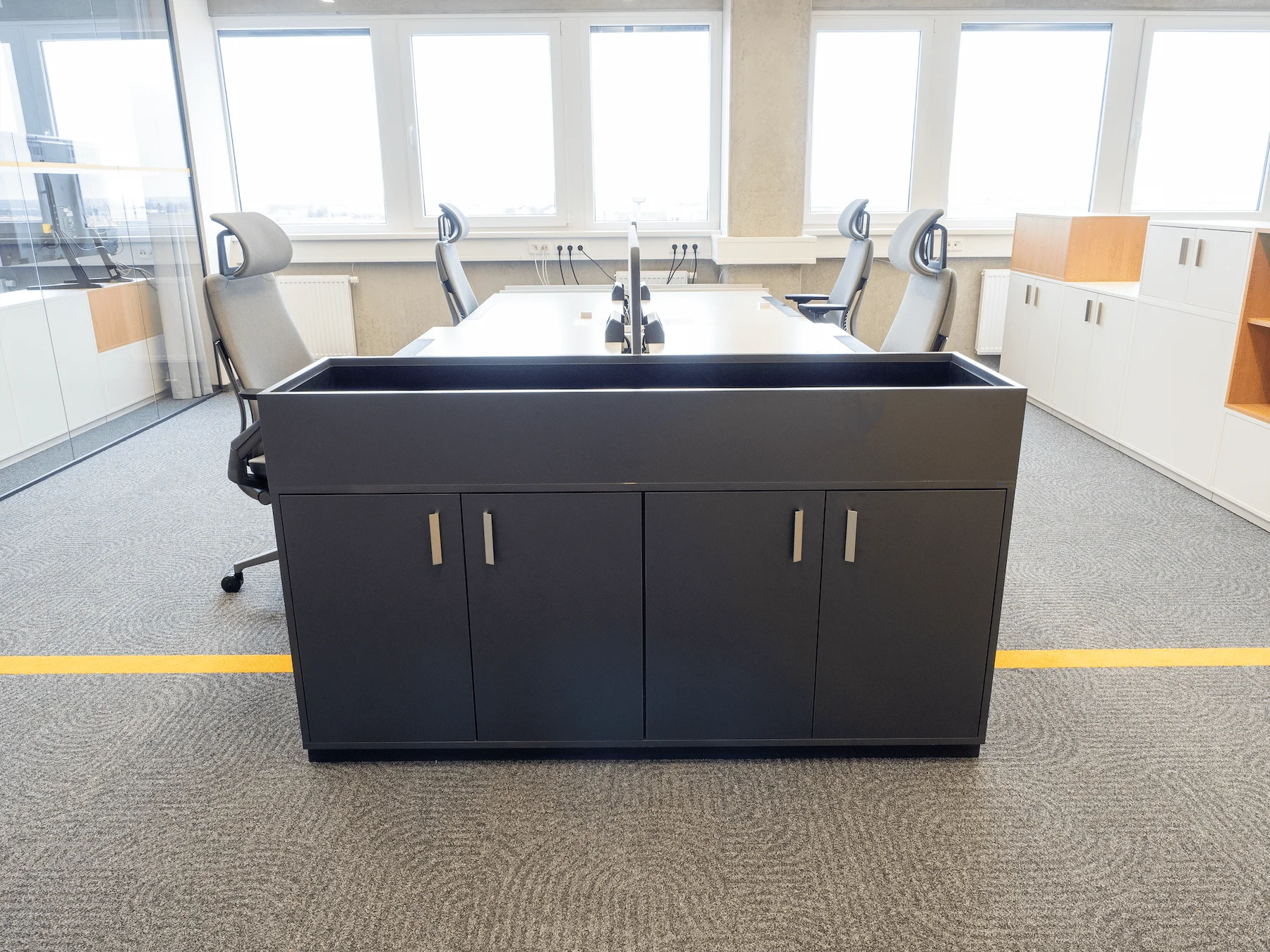 Úložné systémy a kancelářský nábytek FANUC Praha, fotografie 15