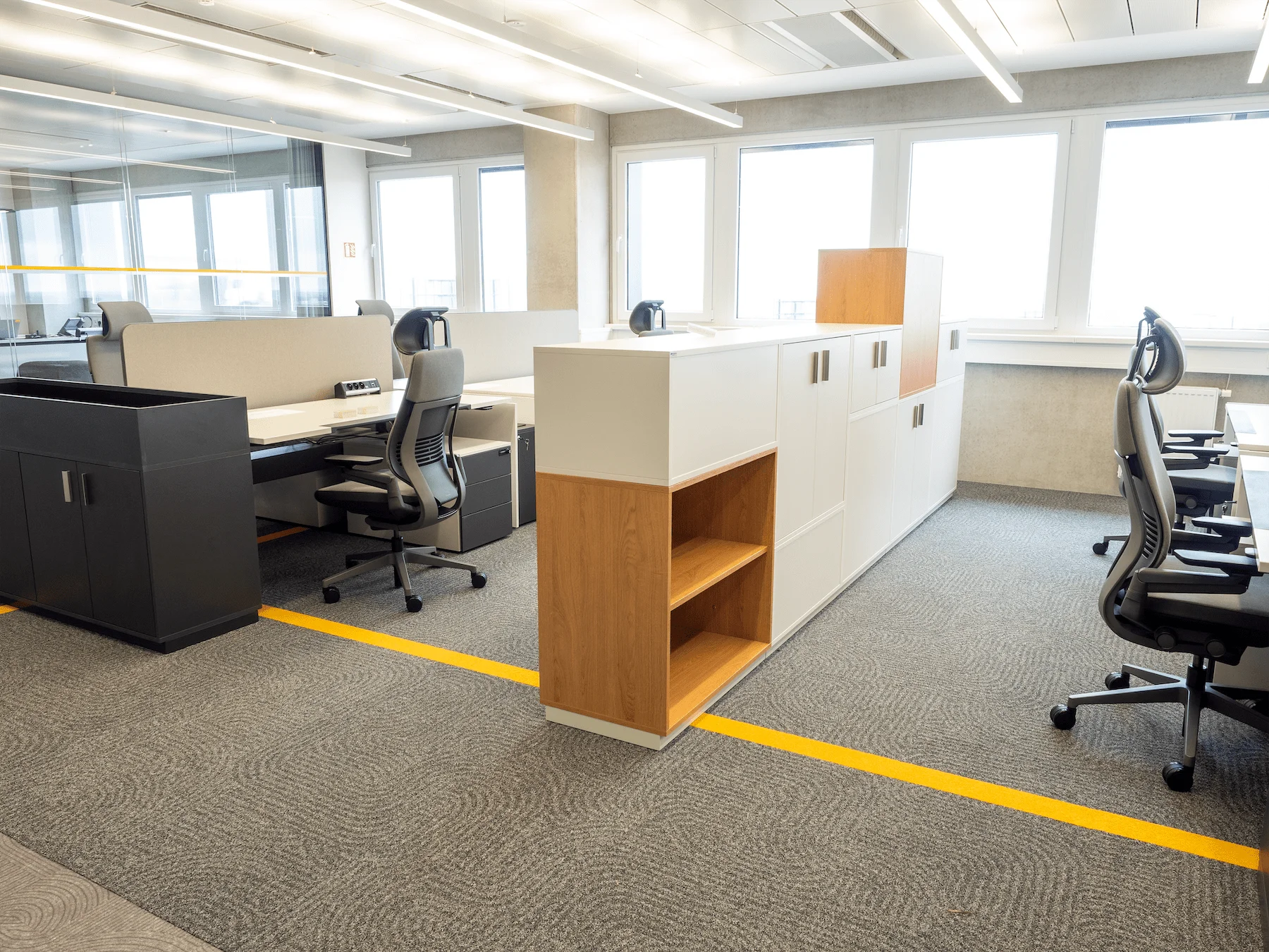 Úložné systémy a kancelářský nábytek FANUC Praha, fotografie 16