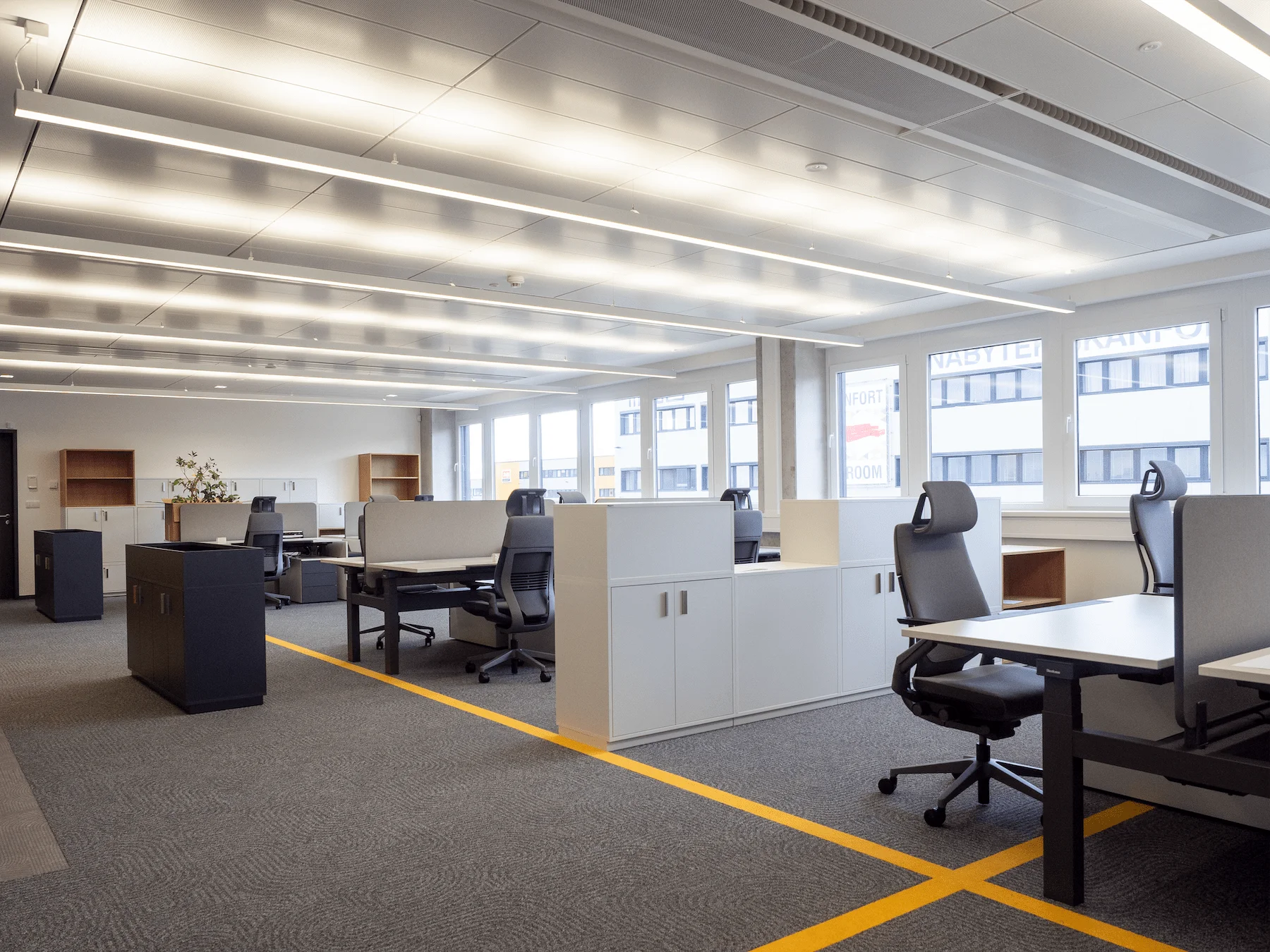 Úložné systémy a kancelářský nábytek FANUC Praha, fotografie 19