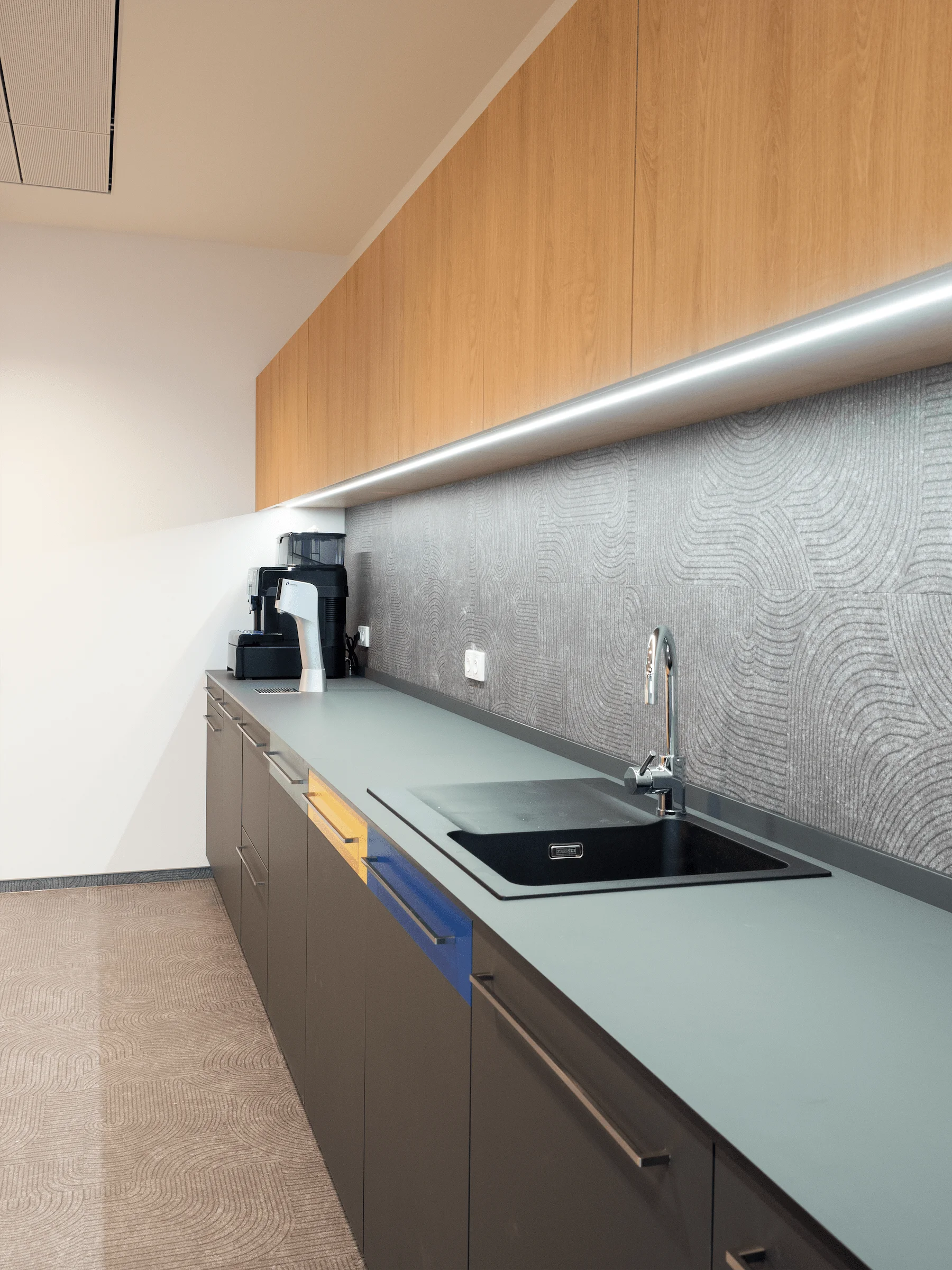 Úložné systémy a kancelářský nábytek FANUC Praha, fotografie 23