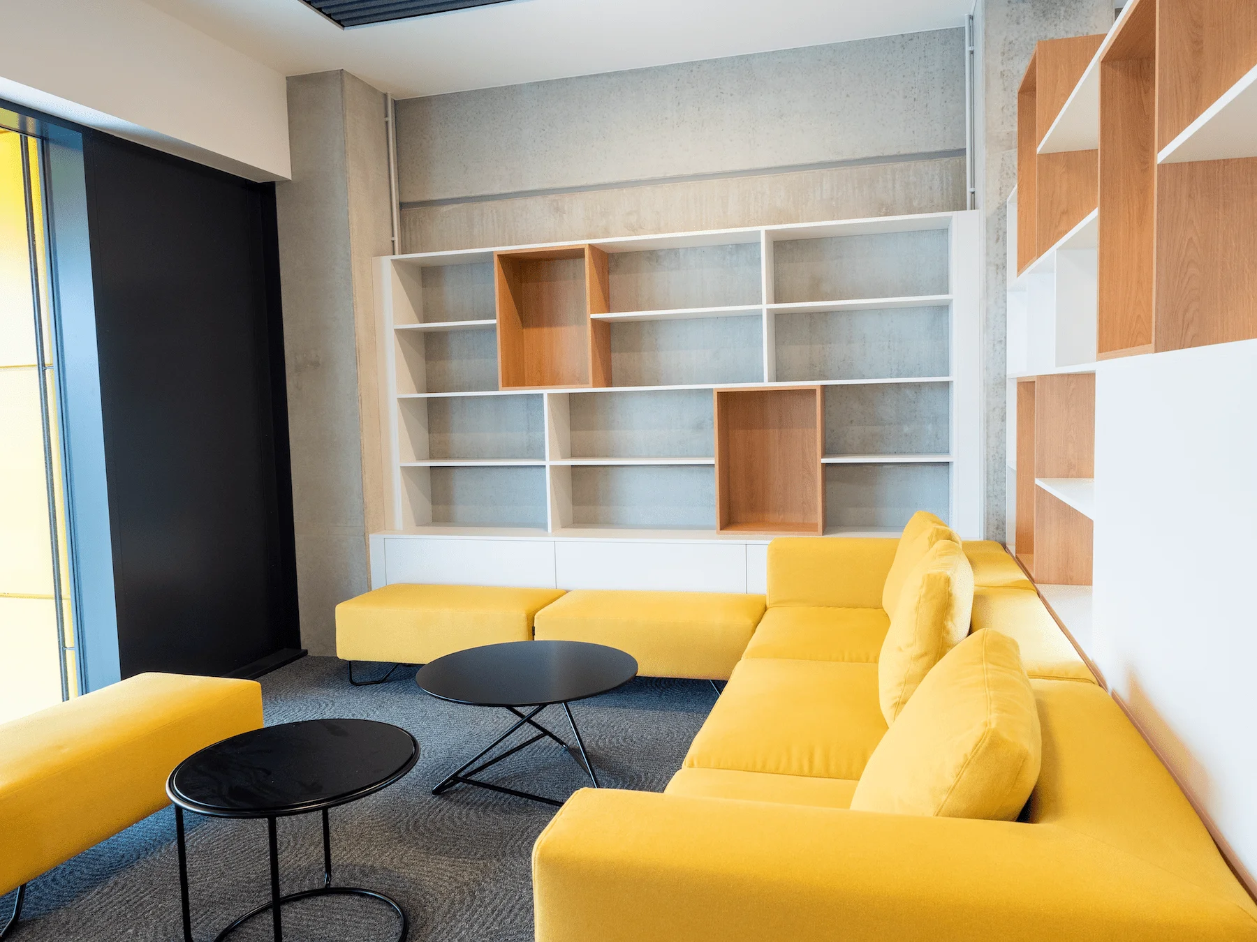 Úložné systémy a kancelářský nábytek FANUC Praha, fotografie 24