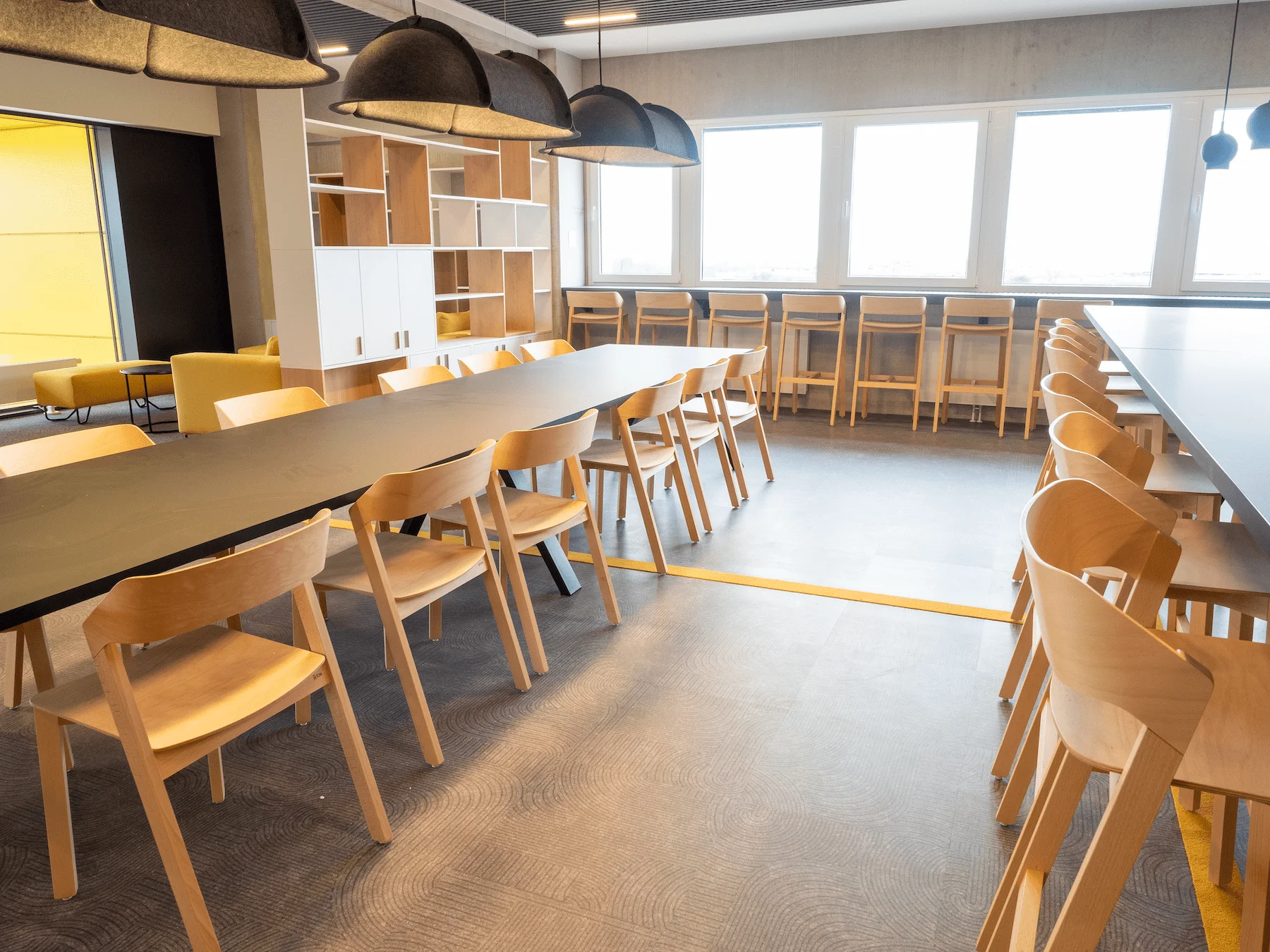 Úložné systémy a kancelářský nábytek FANUC Praha, fotografie 26