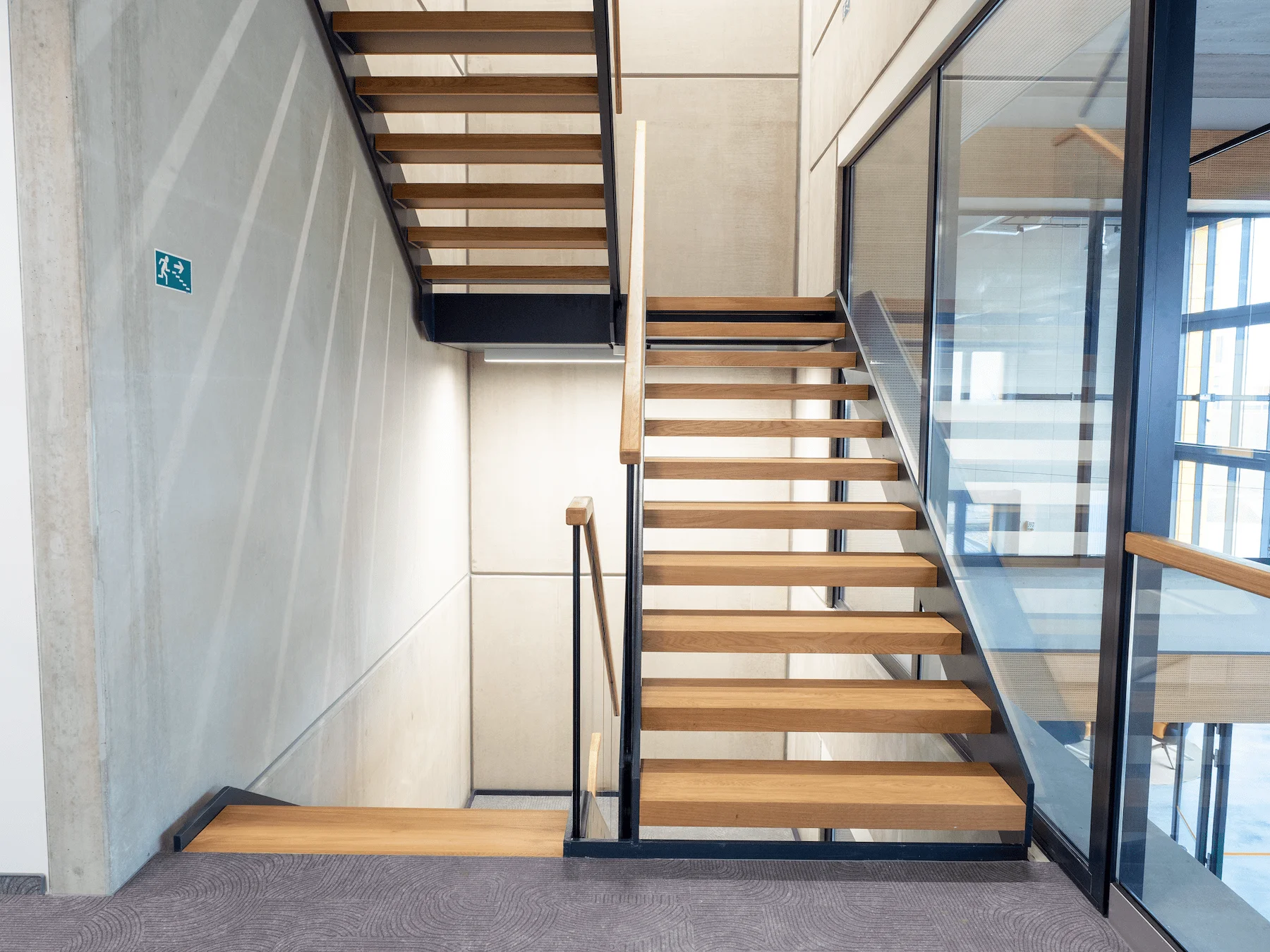 Úložné systémy a kancelářský nábytek FANUC Praha, fotografie 3