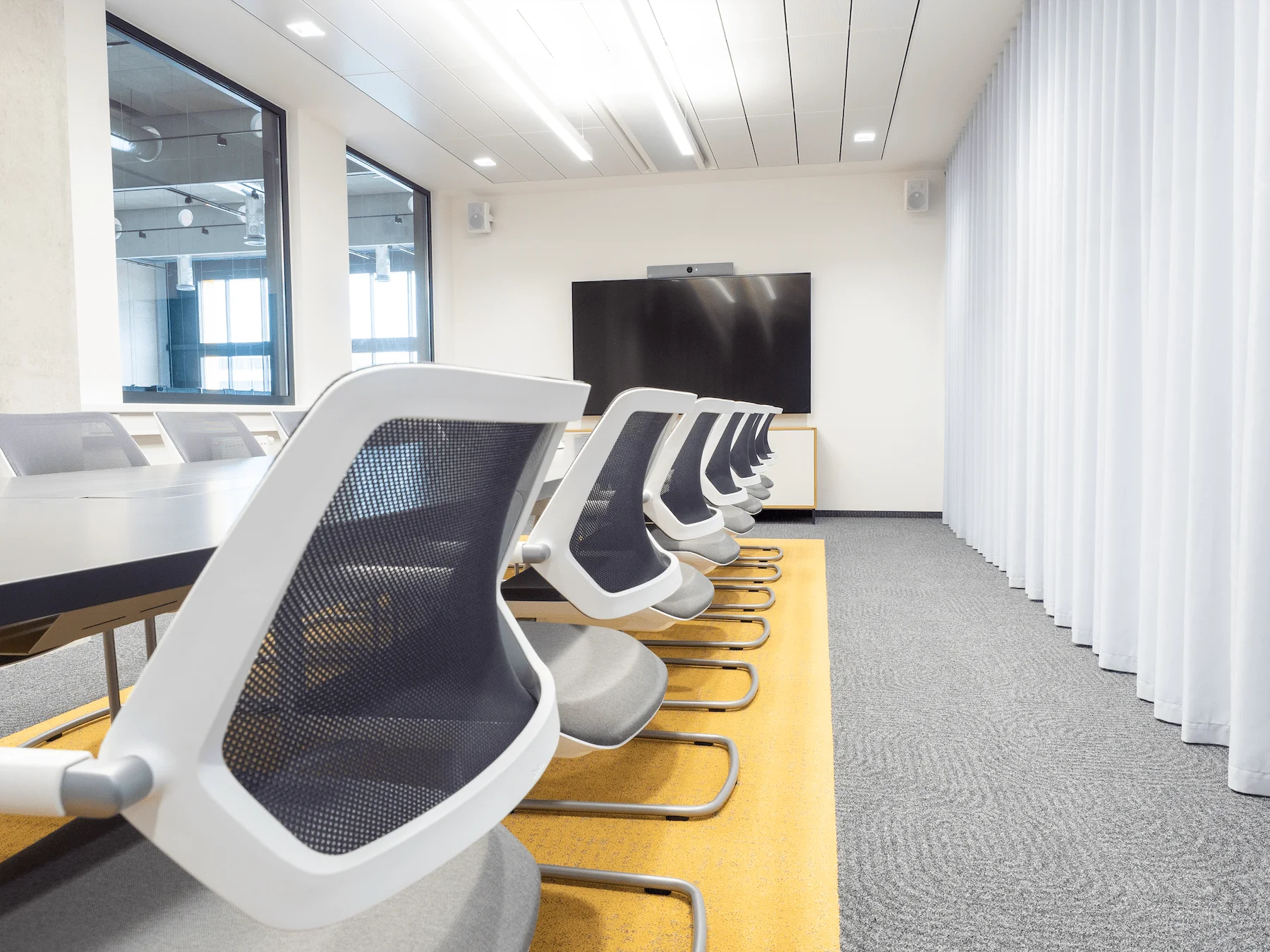 Úložné systémy a kancelářský nábytek FANUC Praha, fotografie 9