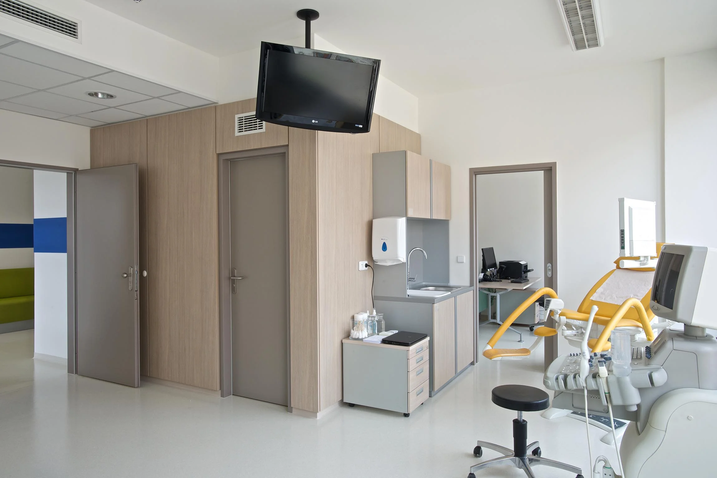 Interiér kliniky GENNET Praha – architektonický návrh a dodávka nábytku, fotografie 11