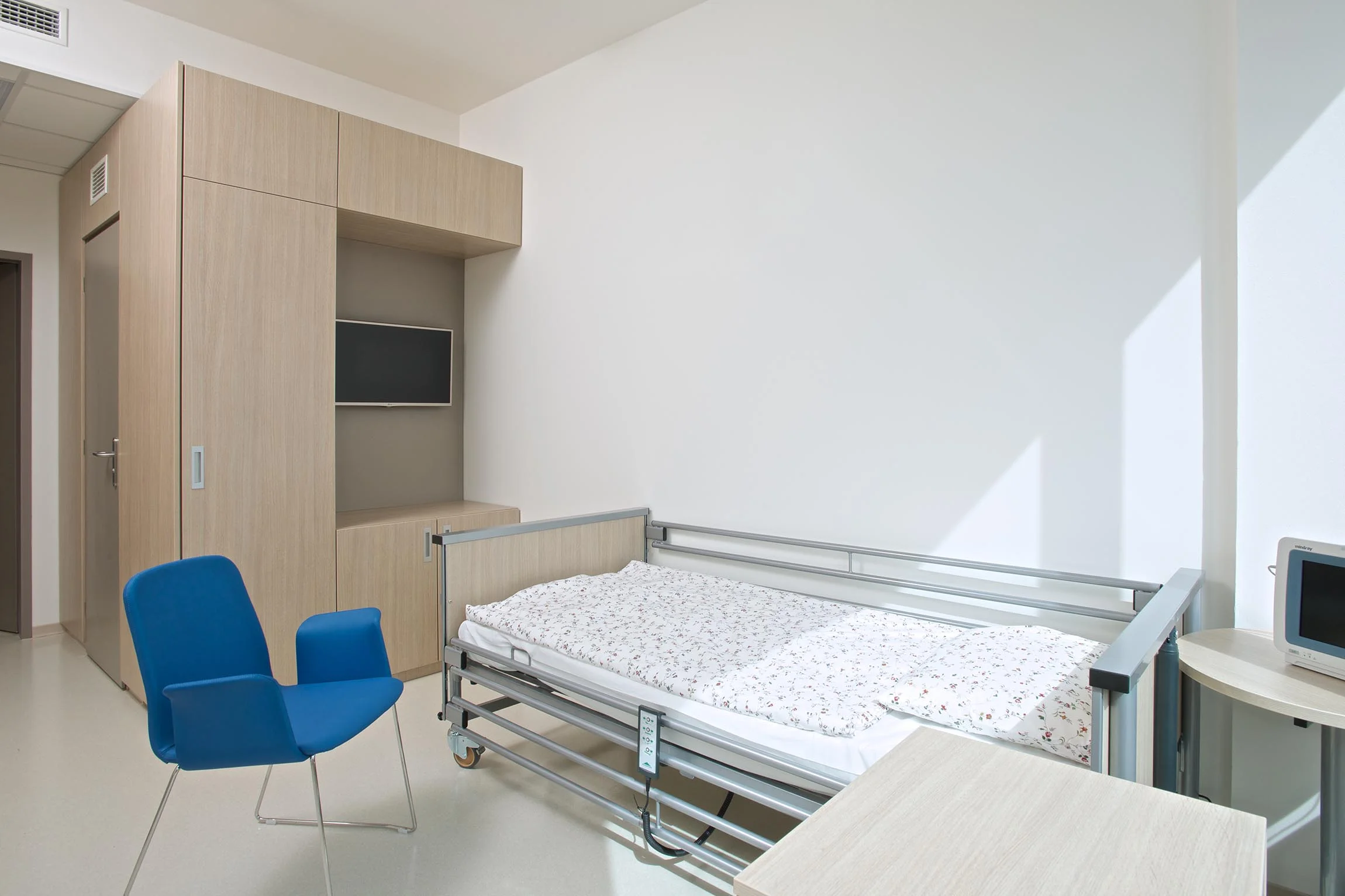 Interiér kliniky GENNET Praha – architektonický návrh a dodávka nábytku, fotografie 14