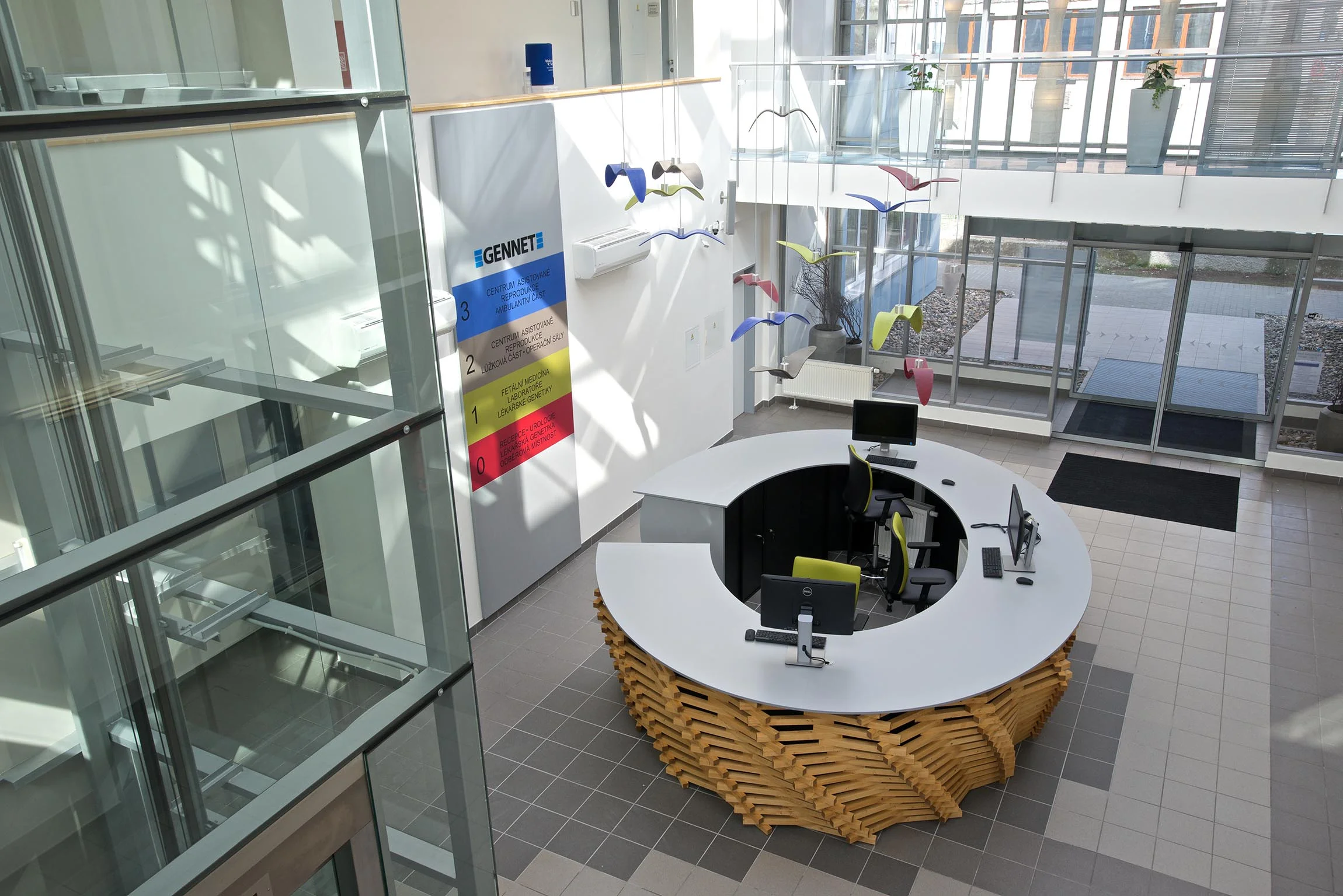 Interiér kliniky GENNET Praha – architektonický návrh a dodávka nábytku, fotografie 17