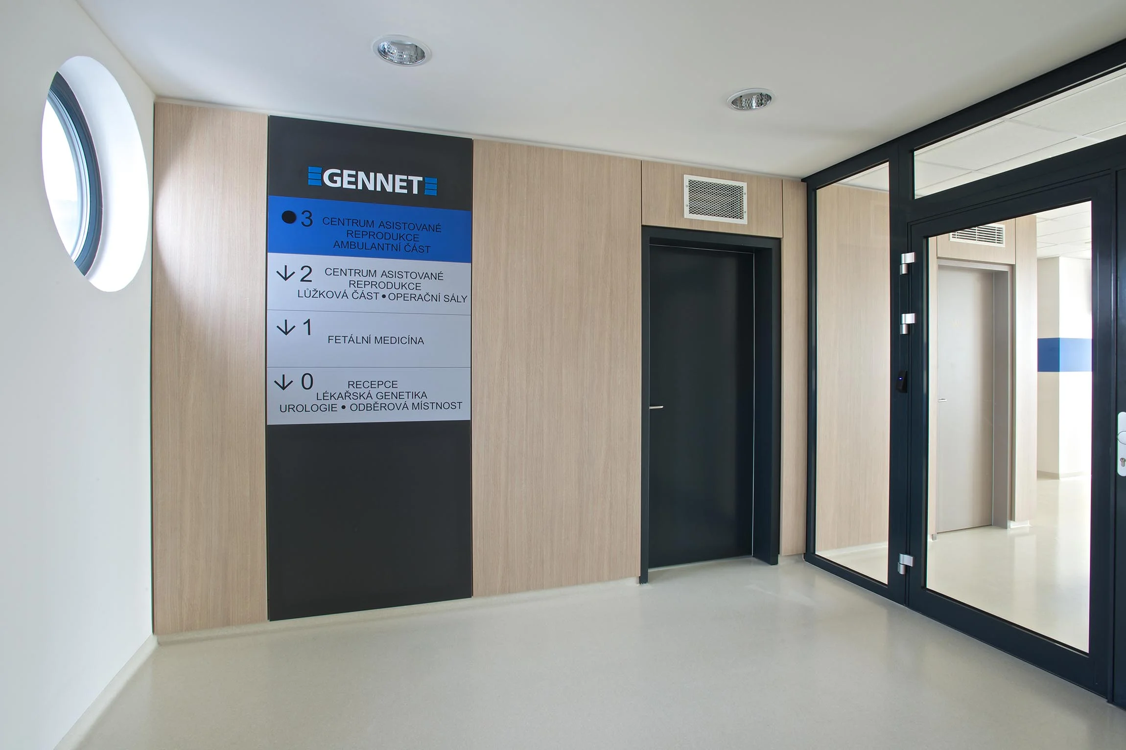 Interiér kliniky GENNET Praha – architektonický návrh a dodávka nábytku, fotografie 4