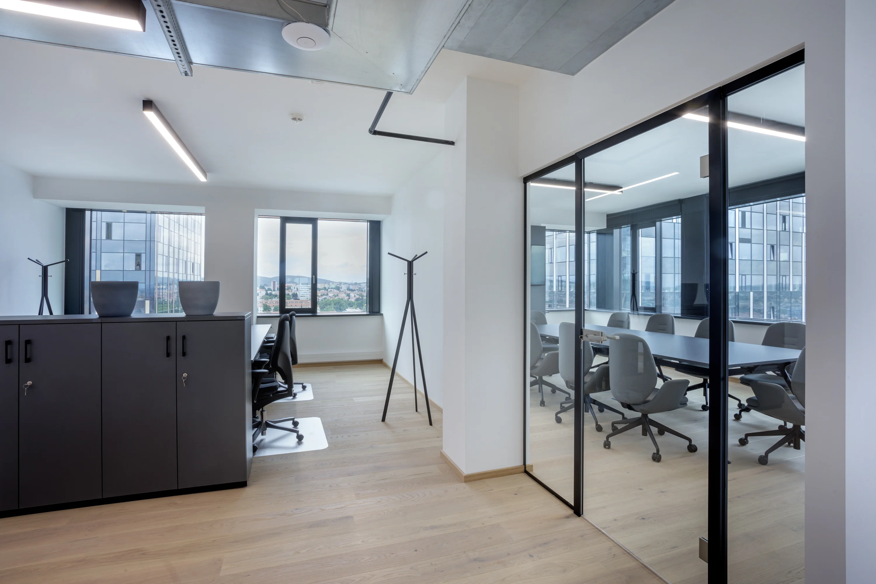 Kancelářský nábytek GIANTS Software – kompletní interiér kanceláří, fotografie 14