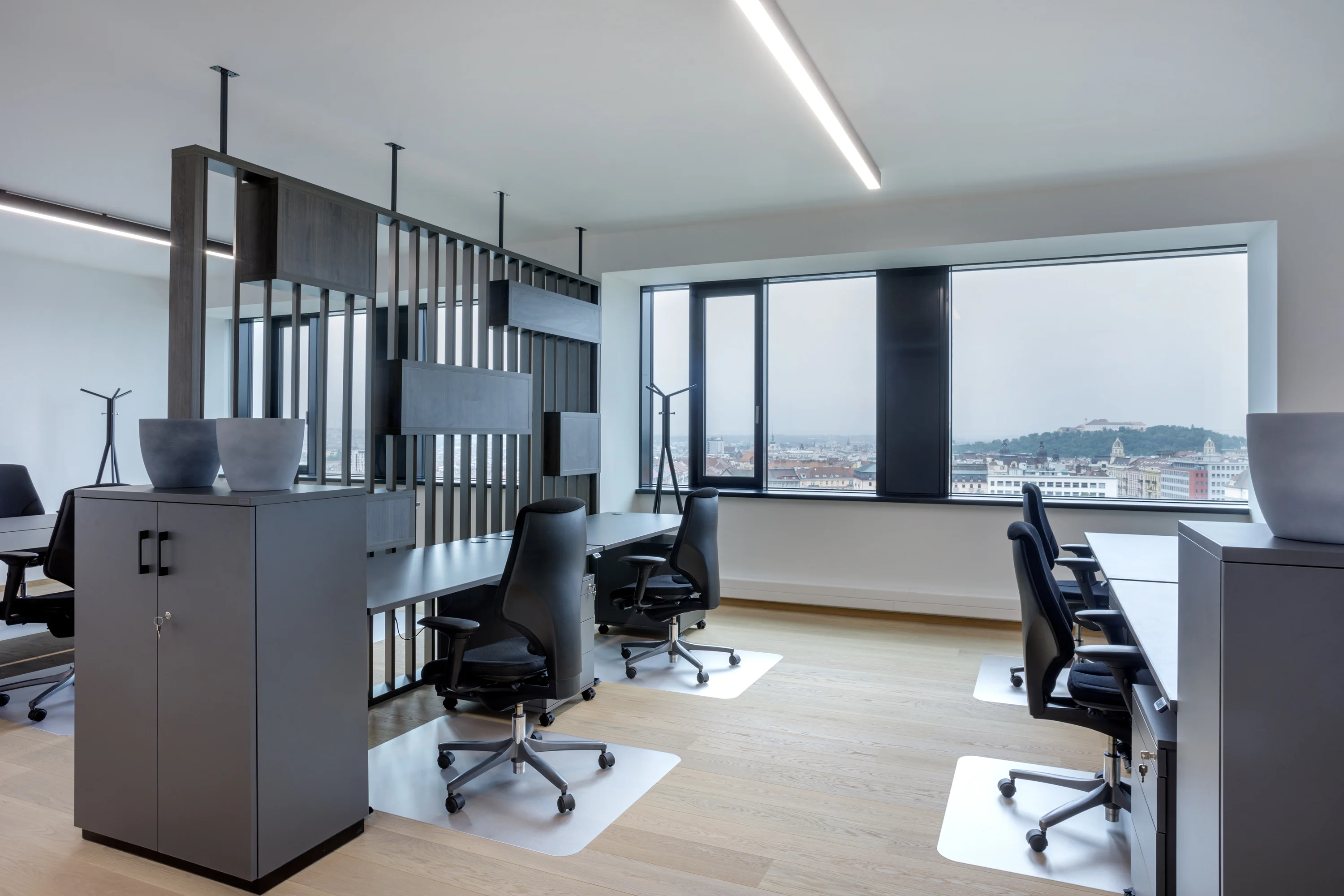 Kancelářský nábytek GIANTS Software – kompletní interiér kanceláří, fotografie 8