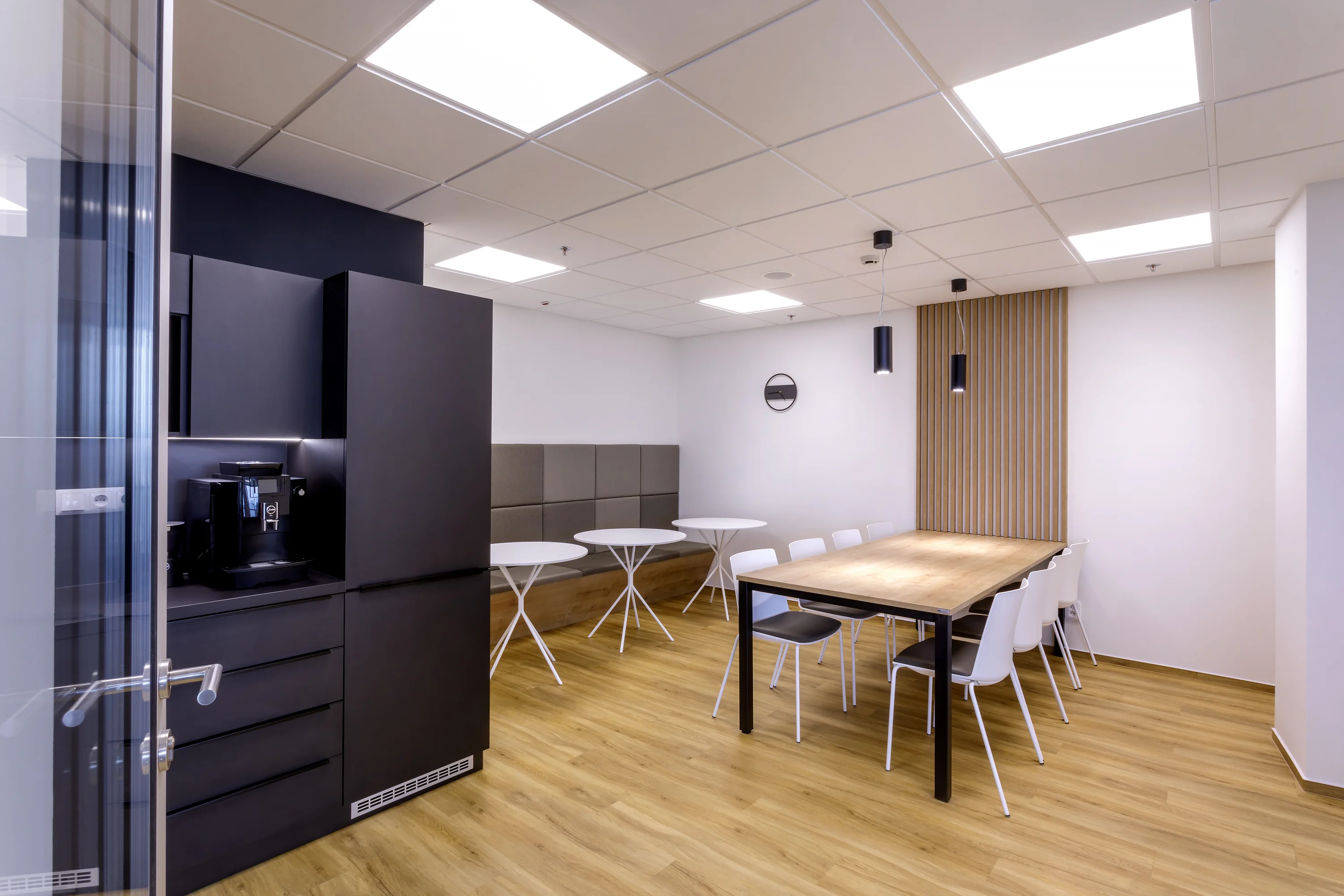 Kancelářský nábytek Hitachi Energy Praha – ergonomické vybavení kanceláří, fotografie 17