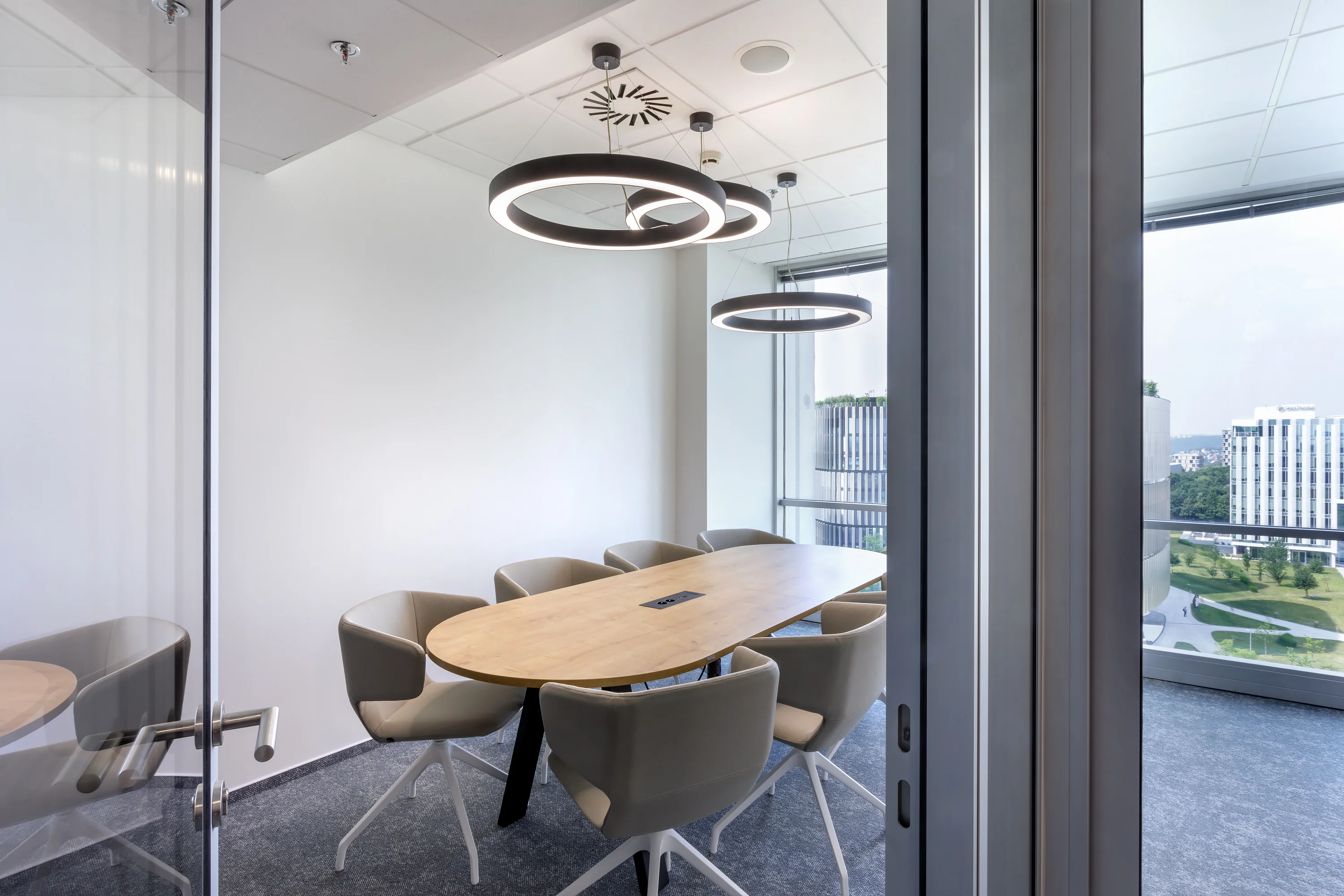 Kancelářský nábytek Hitachi Energy Praha – ergonomické vybavení kanceláří, fotografie 2