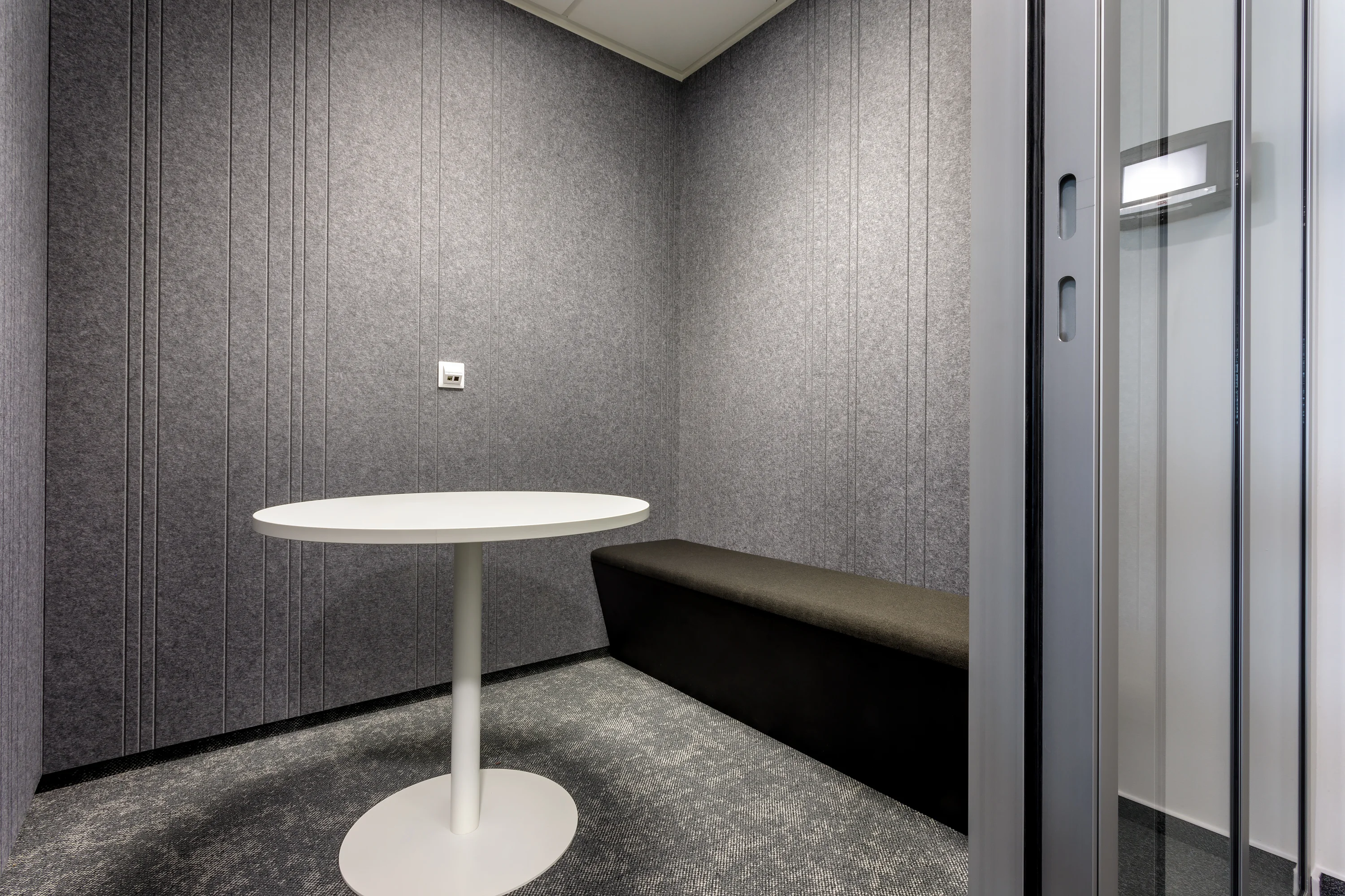 Kancelářský nábytek Hitachi Energy Praha – ergonomické vybavení kanceláří, fotografie 7