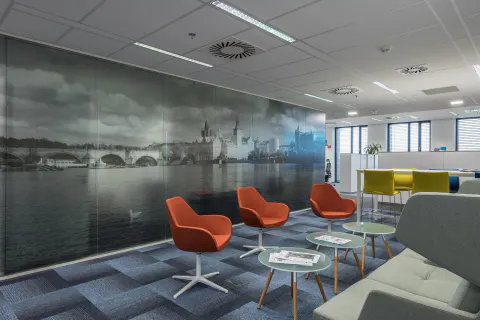Kancelářský nábytek Amundi Rustonka – dodávka a instalace, fotografie 7