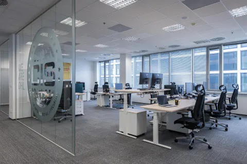 Kancelářský nábytek DHL Express – ergonomické stoly a židle, fotografie 10