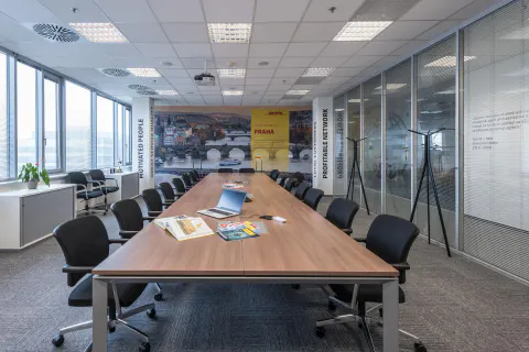 Kancelářský nábytek DHL Express – ergonomické stoly a židle, fotografie 11