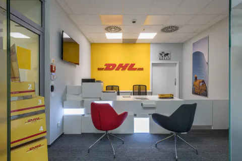 Kancelářský nábytek DHL Express – ergonomické stoly a židle, fotografie 14