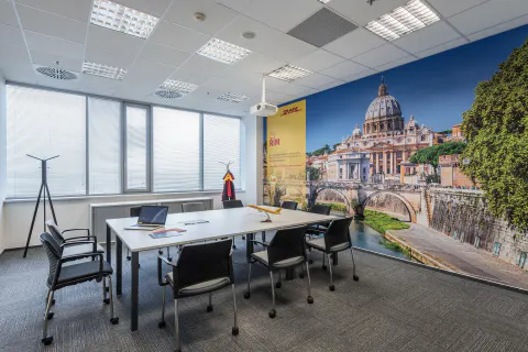 Kancelářský nábytek DHL Express – ergonomické stoly a židle, fotografie 9