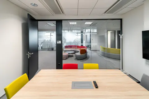 Kancelářské prostory DHL Global Forwarding – moderní nábytek, fotografie 12