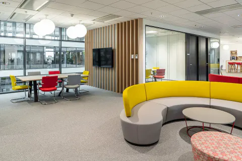 Kancelářské prostory DHL Global Forwarding – moderní nábytek, fotografie 13