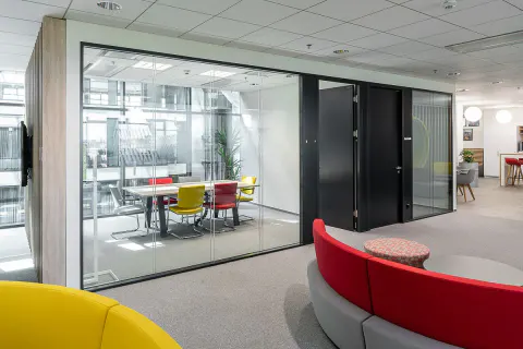 Kancelářské prostory DHL Global Forwarding – moderní nábytek, fotografie 2