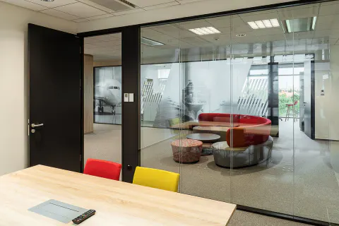 Kancelářské prostory DHL Global Forwarding – moderní nábytek, fotografie 4