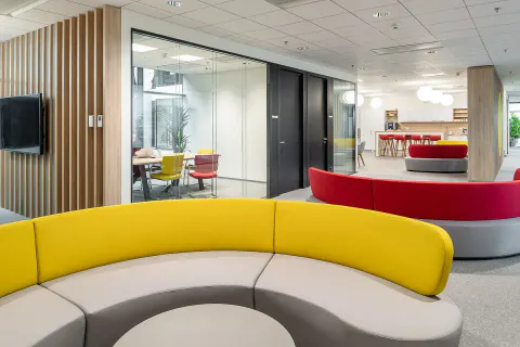 Kancelářské prostory DHL Global Forwarding – moderní nábytek, fotografie 7